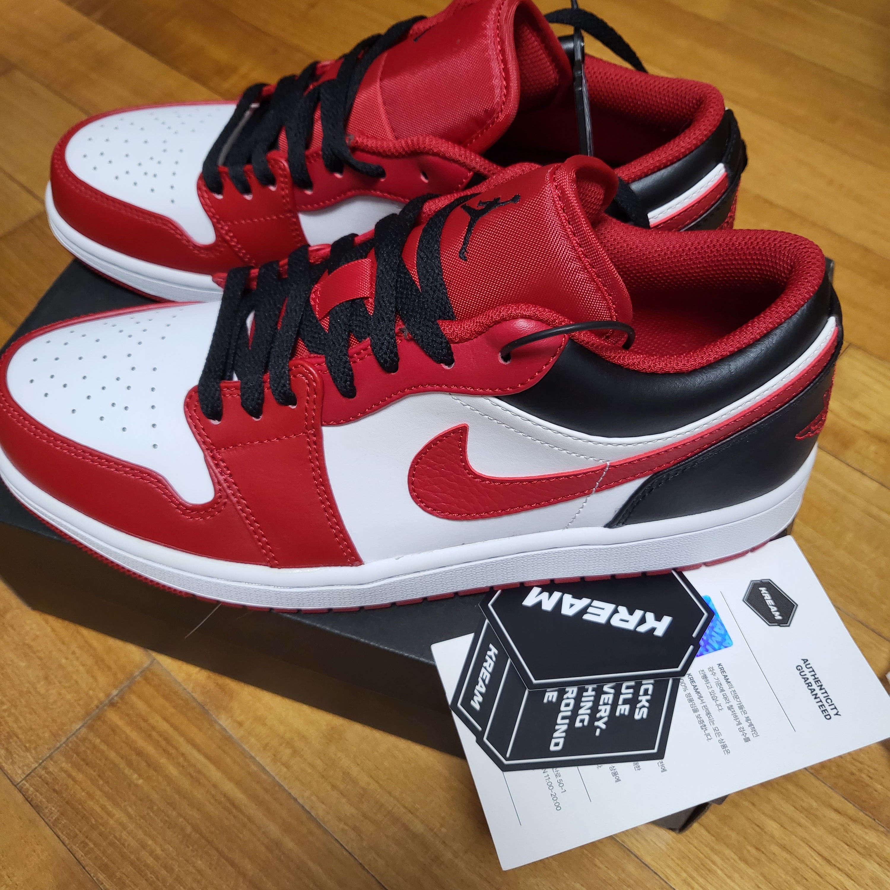 Jordan 1 Low White Gym Red Black 착용 스타일 - 2