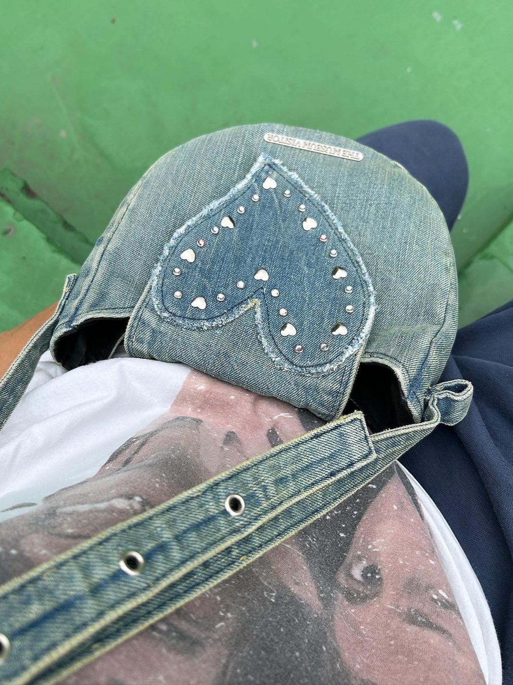 The Museum Visitor Heart Gem Denim Cross Bag 착용 스타일 - 3