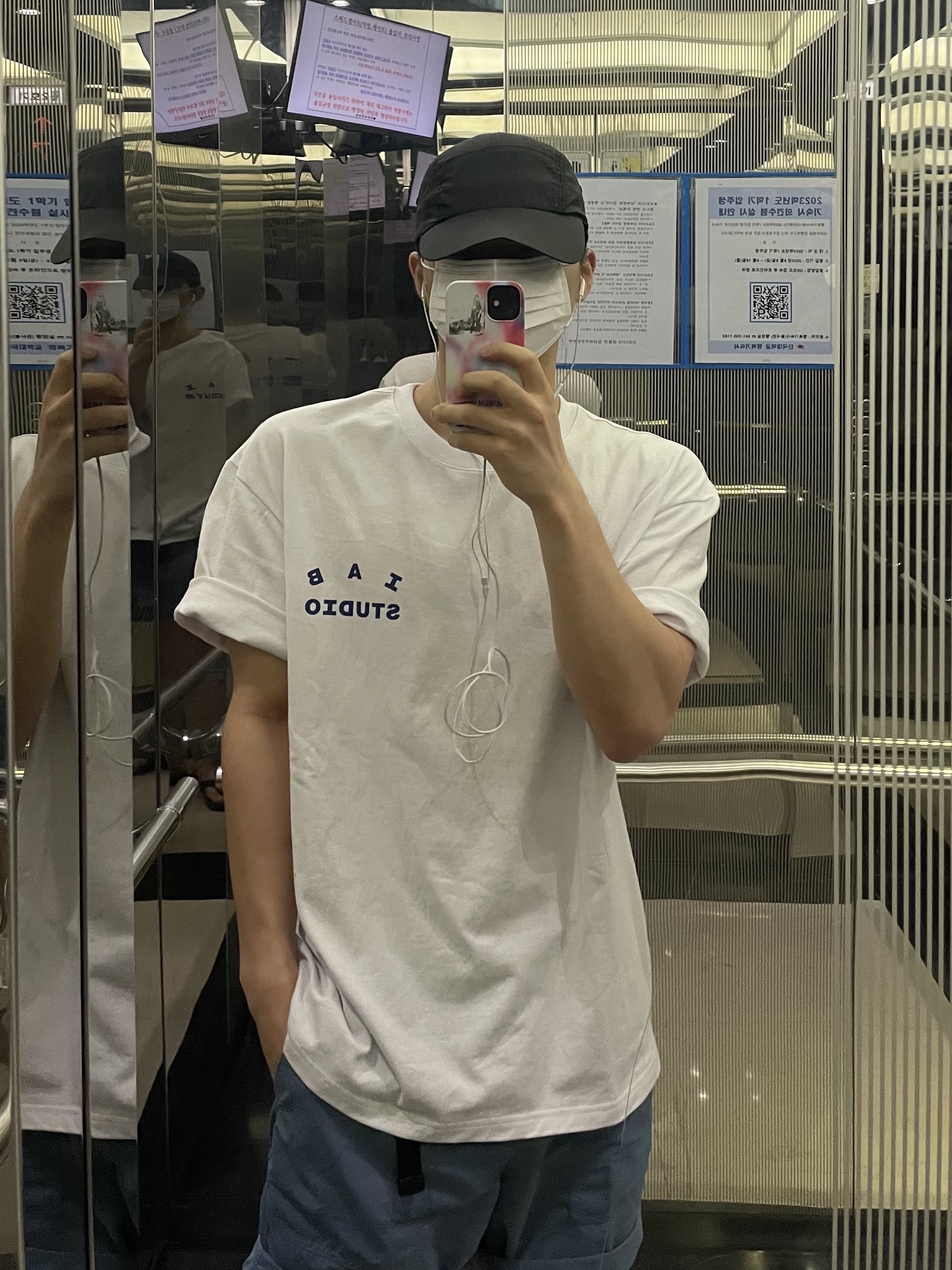 IAB Studio T-Shirt White Navy - 22FW 착용 스타일