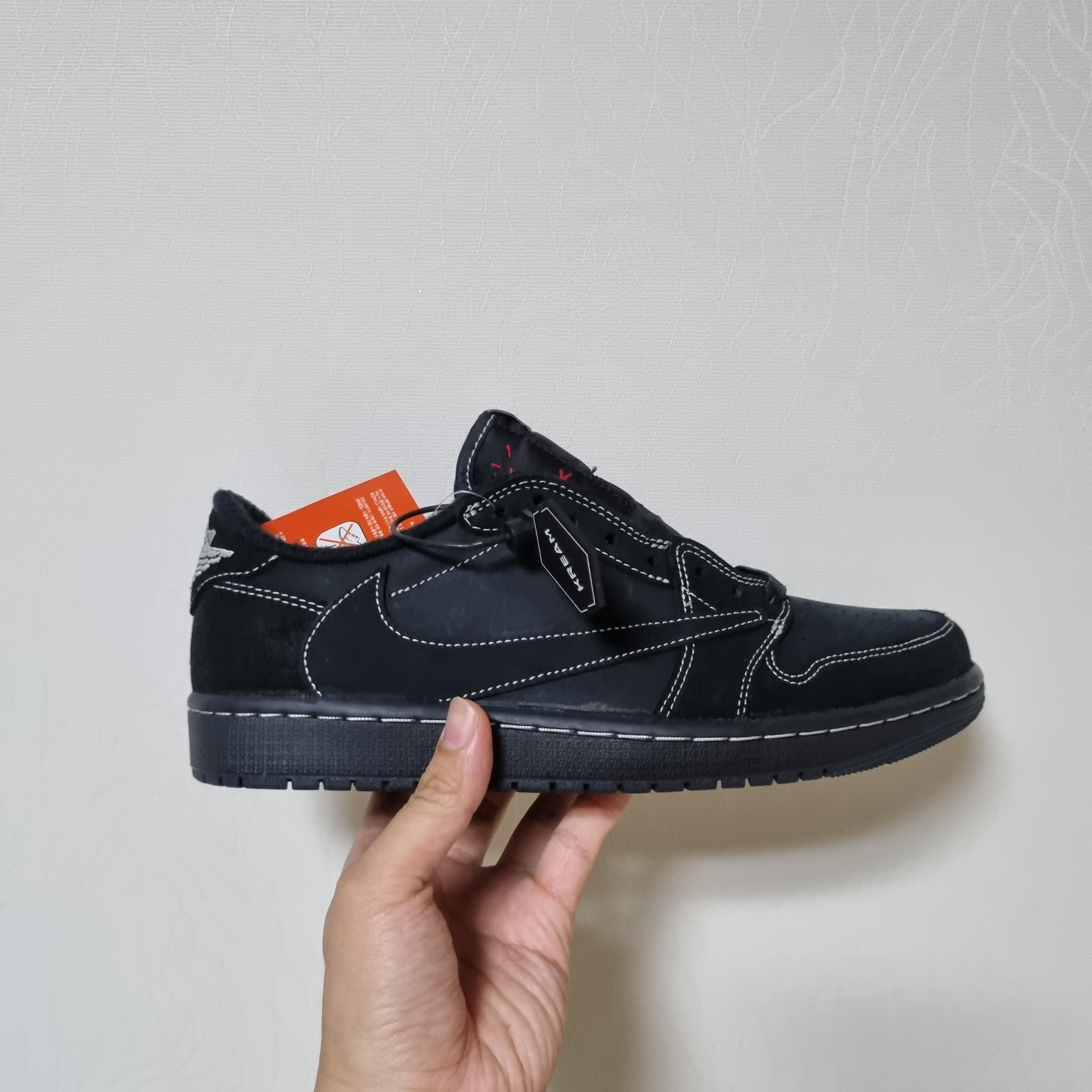 Jordan 1 x Travis Scott Retro Low OG SP Black Phantom 착용 스타일 - 2