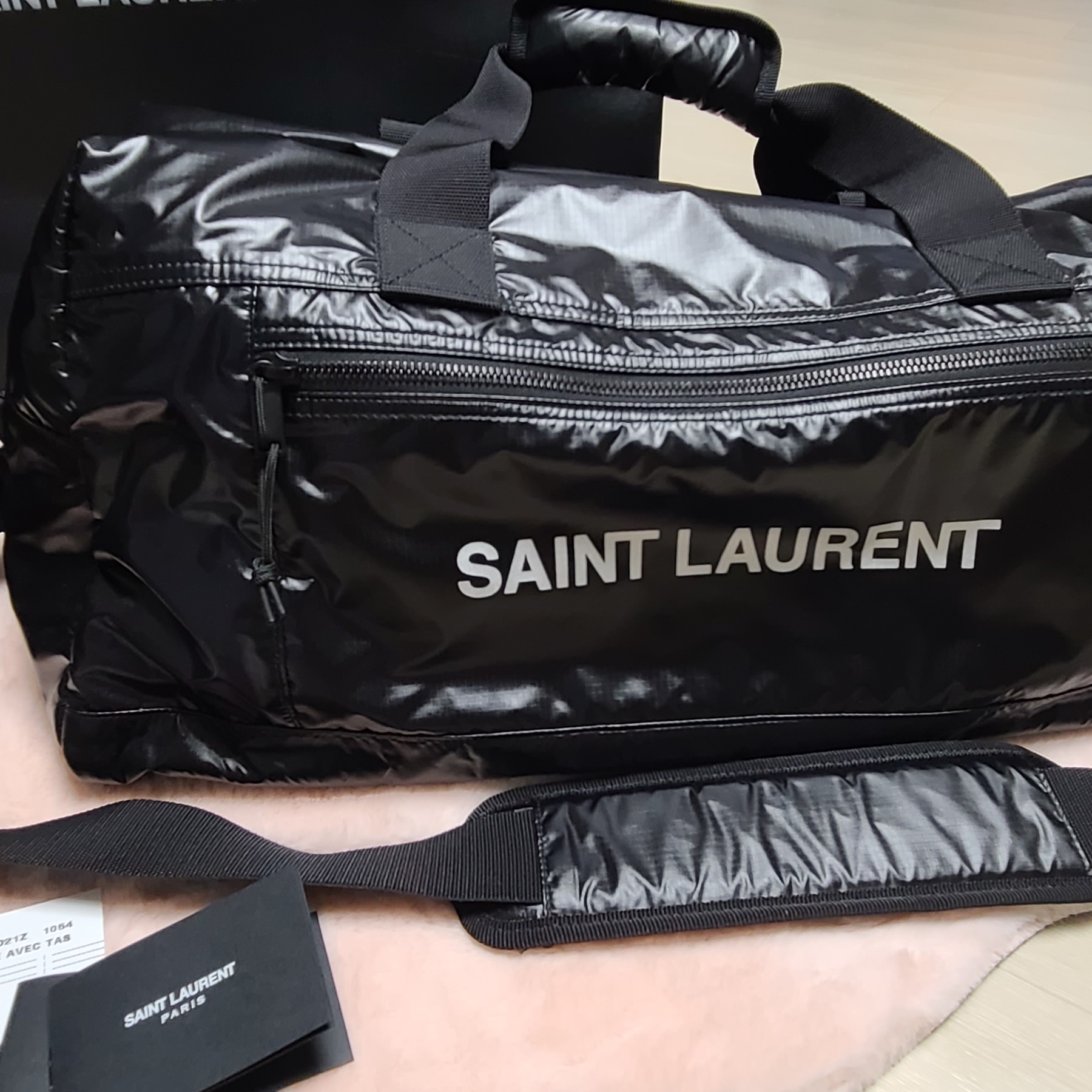 Saint Laurent Nylon Nuxx Duffle Bag Black Platinum 착용 스타일