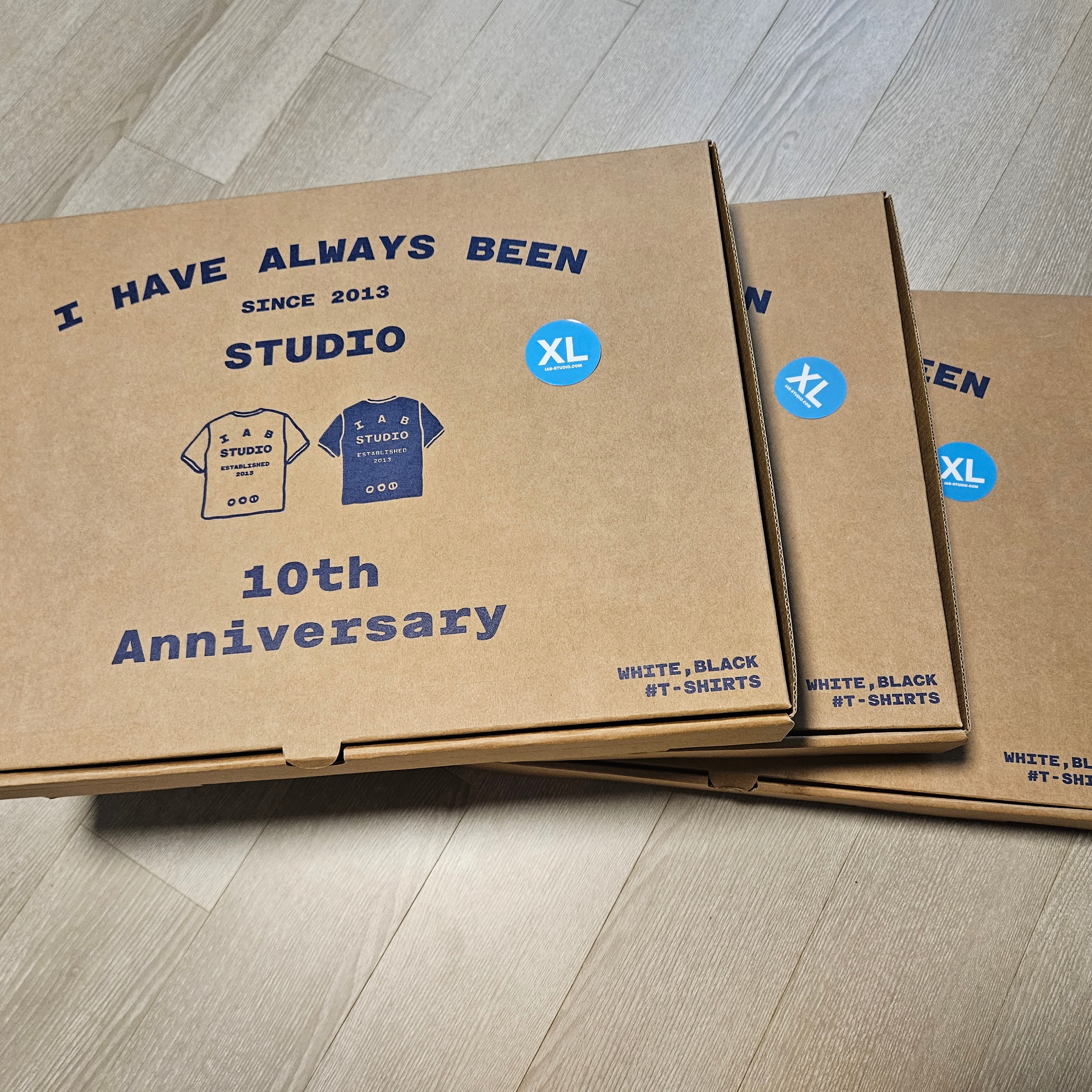 IAB Studio 10th Anniversary T-Shirts Pack White & Black (2 Pack) 착용 스타일