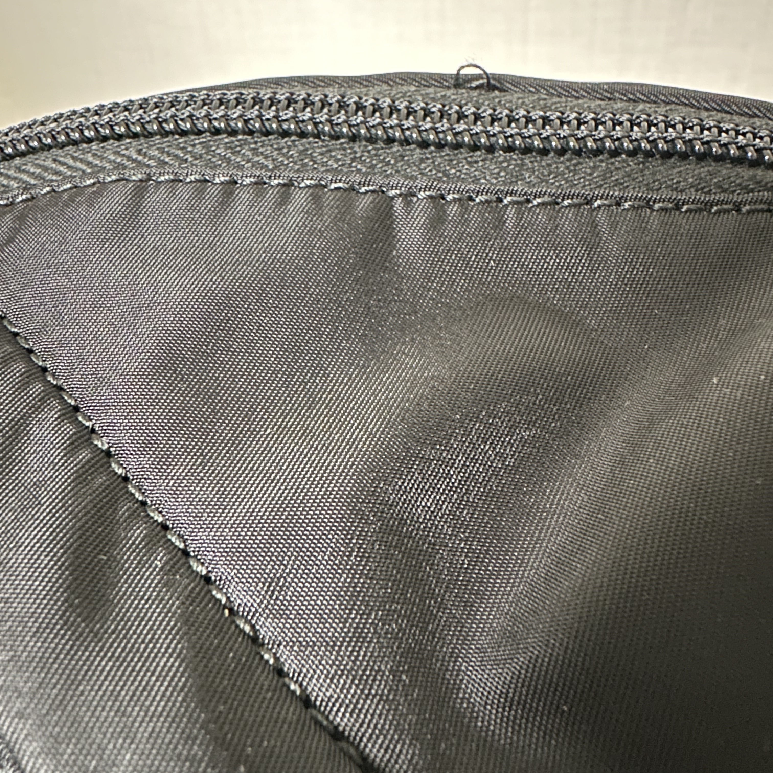 Prada Re-Nylon and Saffiano Leather Shoulder Bag Black 착용 스타일 - 2