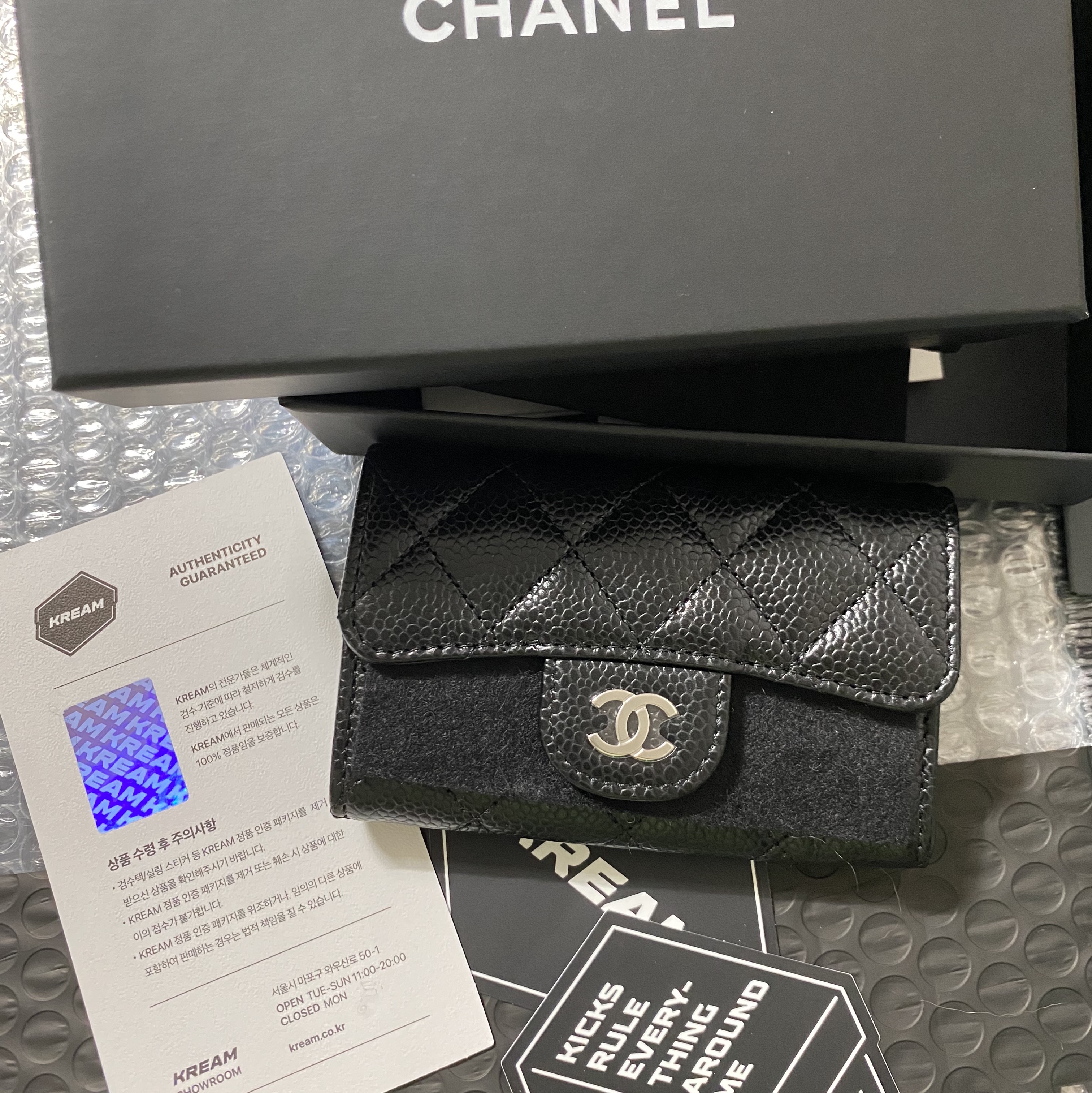 Chanel Classic Card Holder Grained Calfskin & Silver Black 착용 스타일 - 2