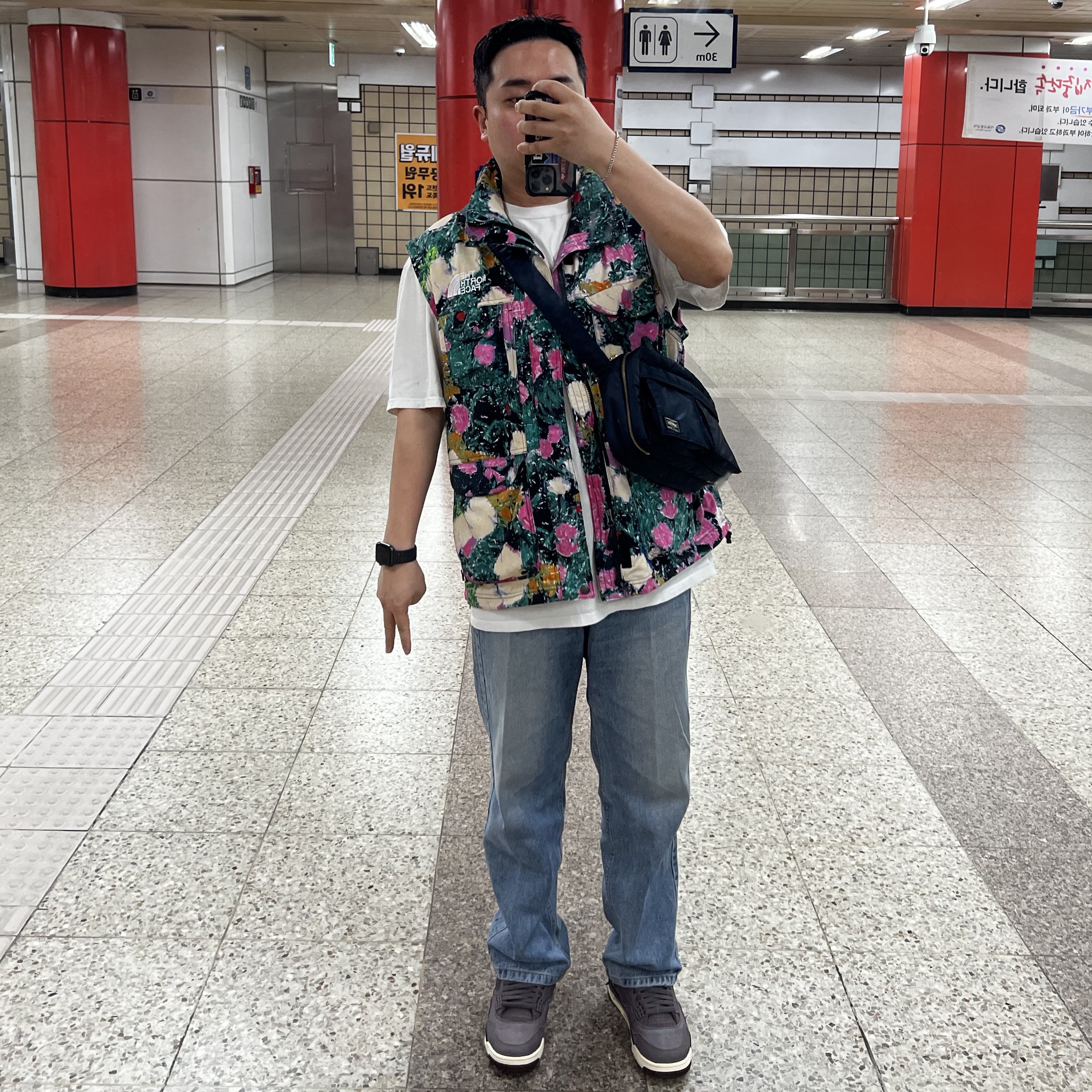 Jordan 4 x A Ma Maniere Retro Violet Ore, Supreme x The North Face Trekking Convertible Jacket Flowers - 22SS 착용 스타일