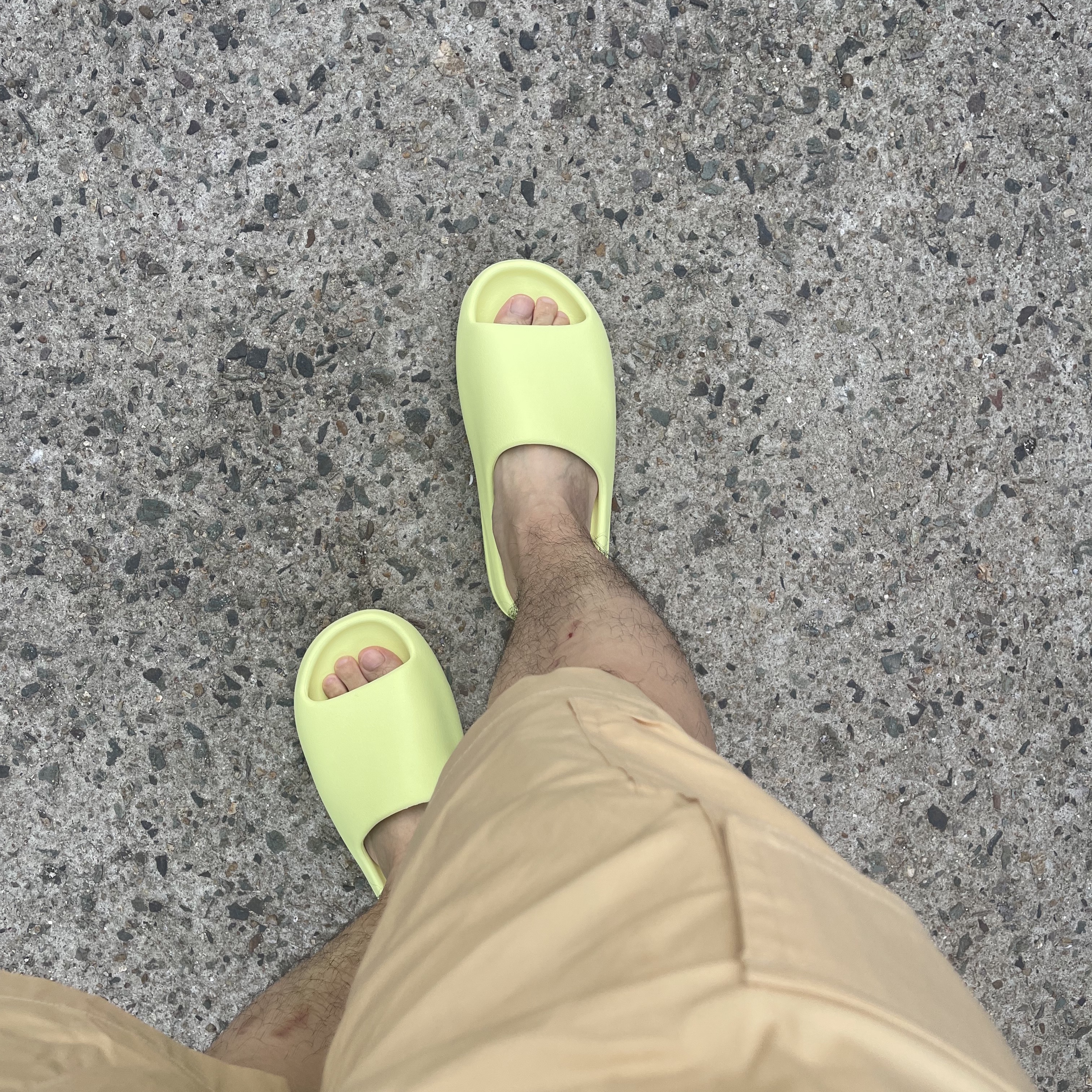 Adidas Yeezy Slide Glow Green 2022/2023 착용 스타일 - 2