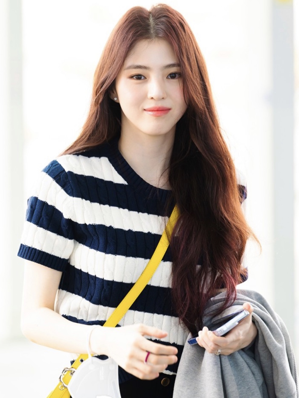 Charles & Keith Petra Curved Shoulder Bag Yellow 착용 스타일 - 2