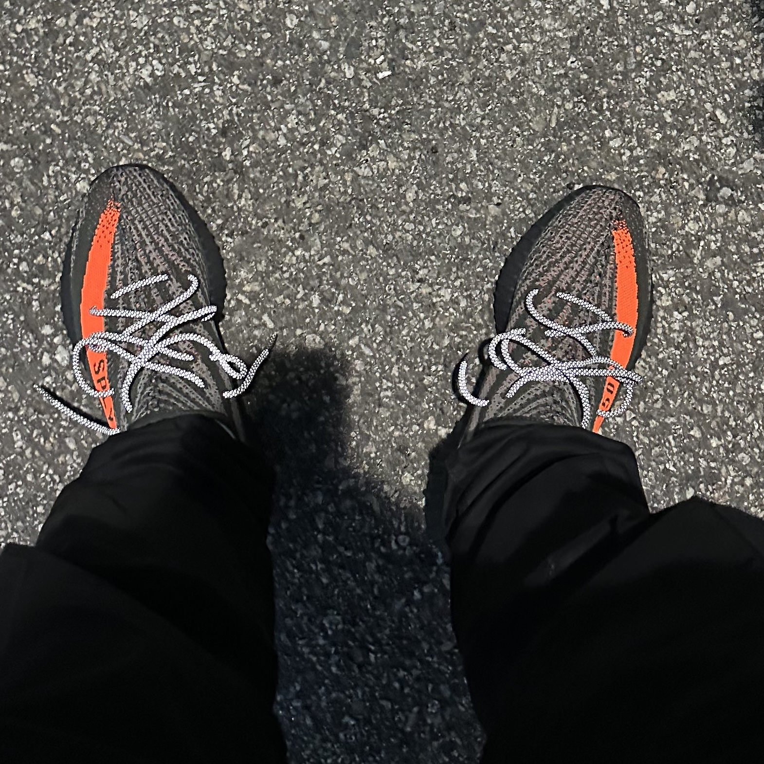 Adidas Yeezy Boost 350 V2 Carbon Beluga 착용 스타일