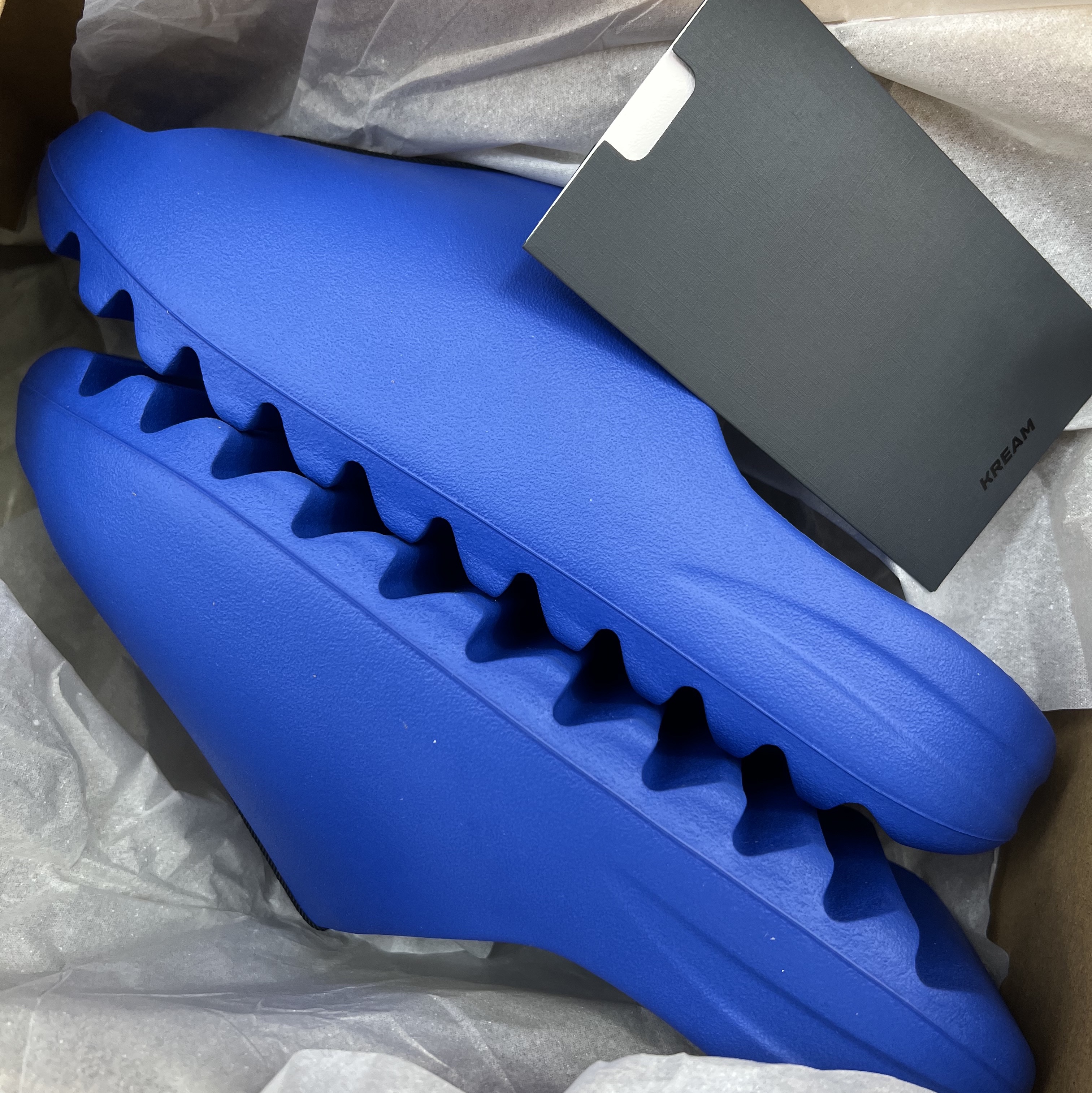 Adidas Yeezy Slide Azure 착용 스타일 - 2