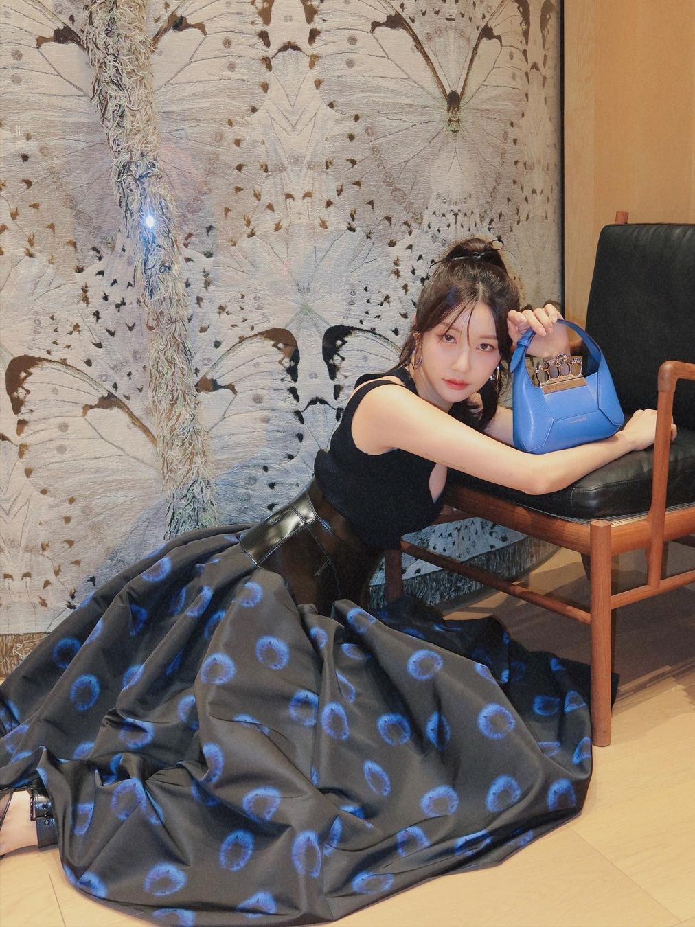Alexander McQueen The Jewelled Hobo Mini Bag in Galactic Blue 착용 스타일