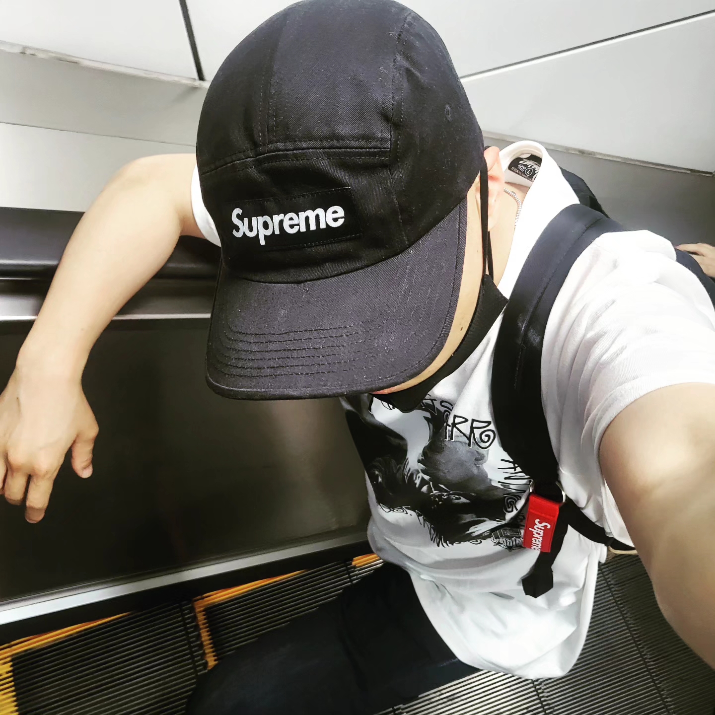 Supreme Washed Chino Twill Camp Cap Black, Stussy x Gang Starr Take It Personal T-Shirt White 착용 스타일