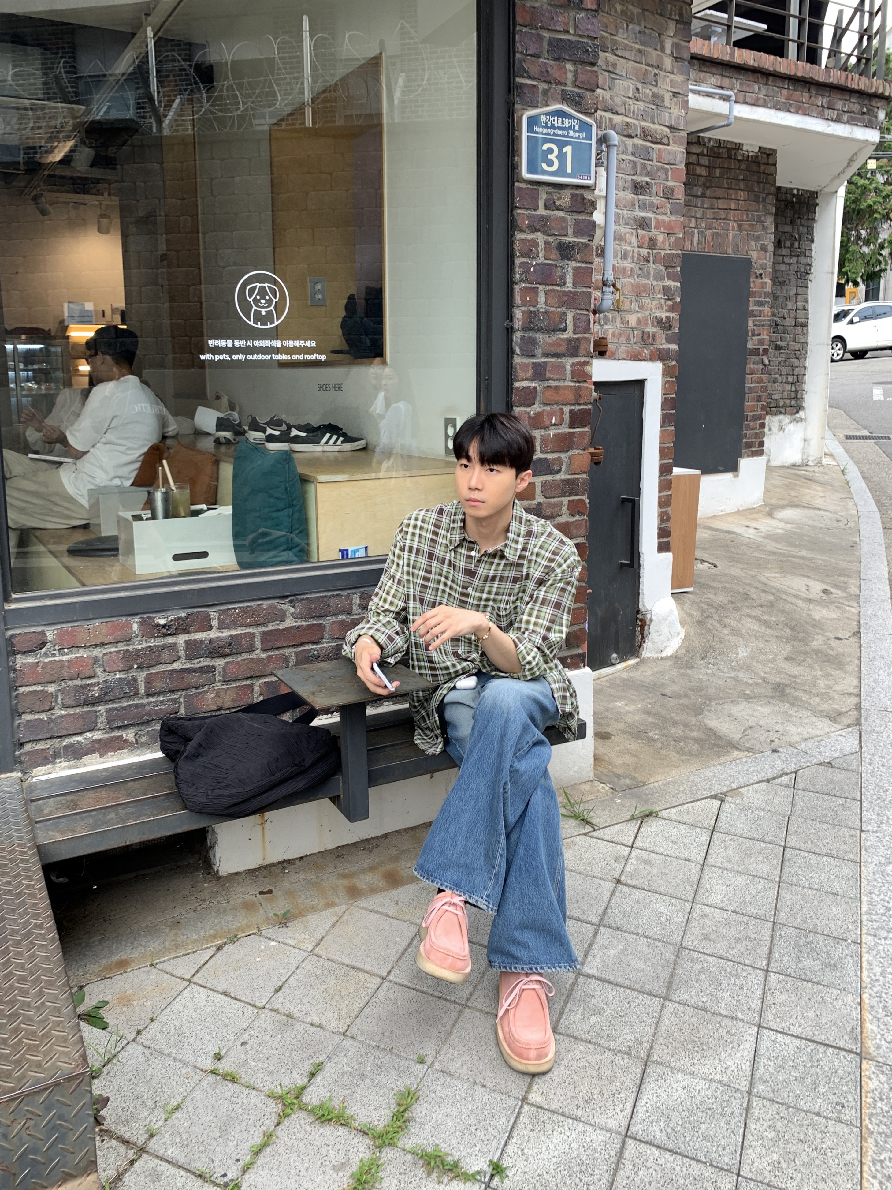 COS Smocked Crossbody Bag Black 착용 스타일 - 2
