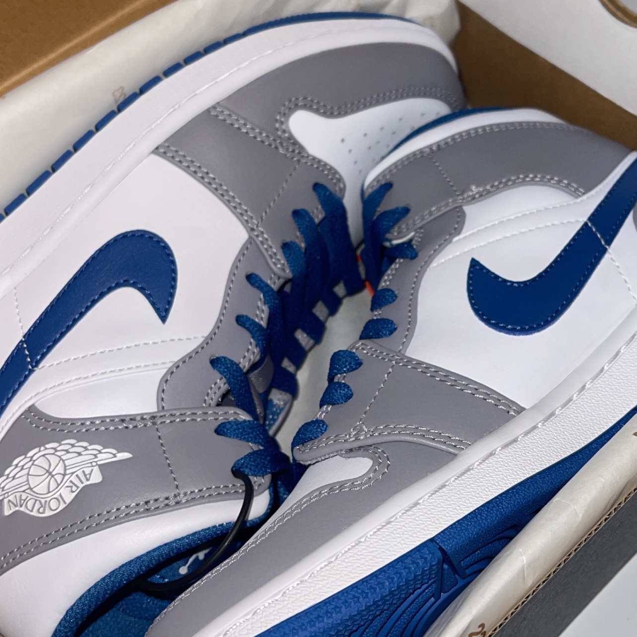 Jordan 1 Mid Cement Grey True Blue 착용 스타일