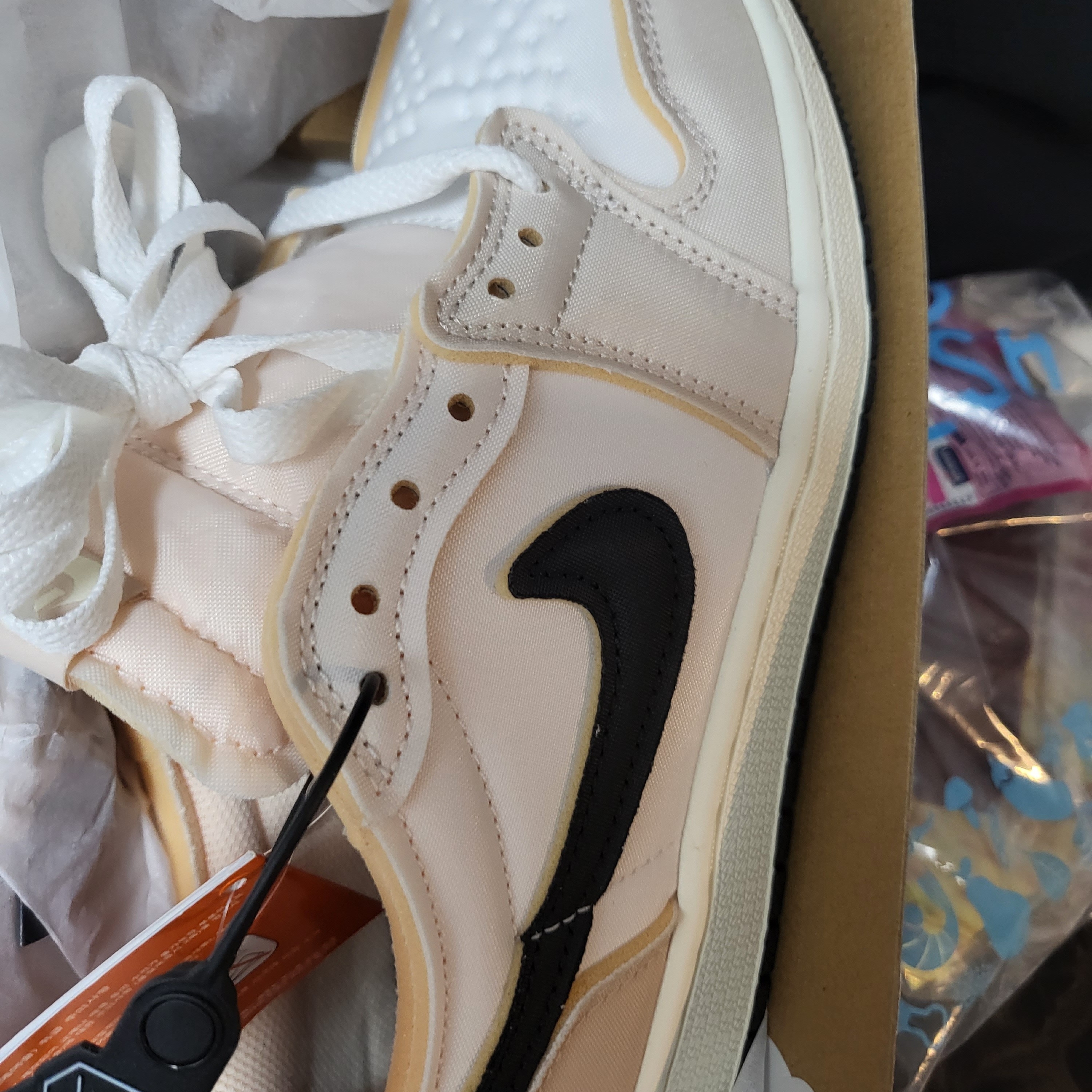 Jordan 1 Retro Low OG EX White and Coconut Milk 착용 스타일 - 1