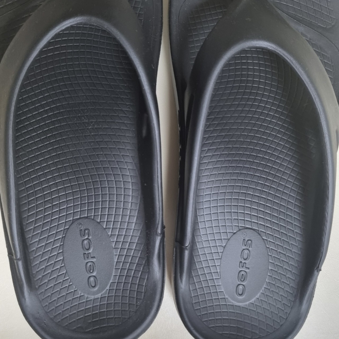 Oofos OOriginal Black 착용 스타일