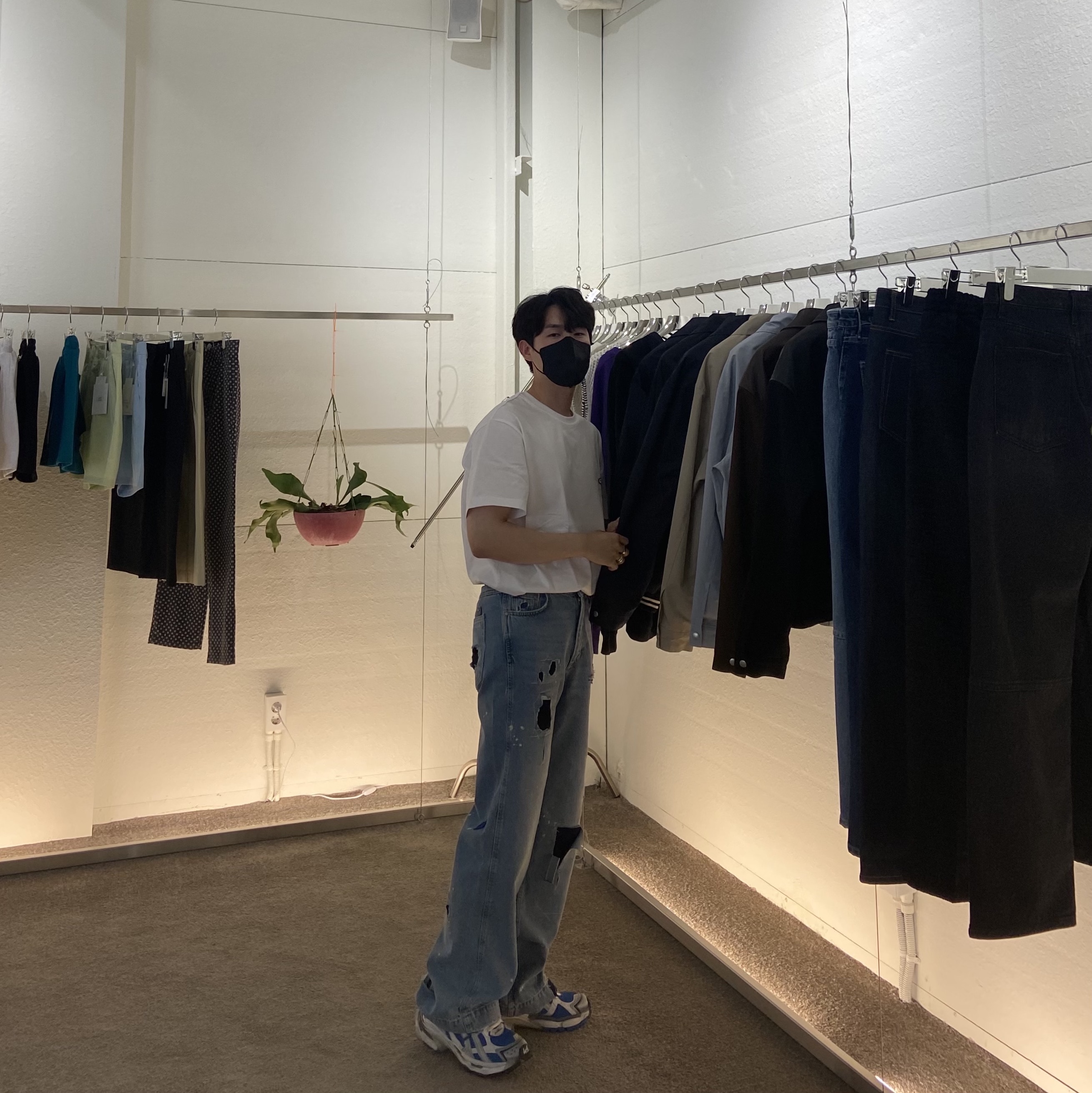 Wooyoungmi Black Back Logo T-Shirt White - 22FW, Zara x Ader Error Patchwork Jeans Blue 착용 스타일