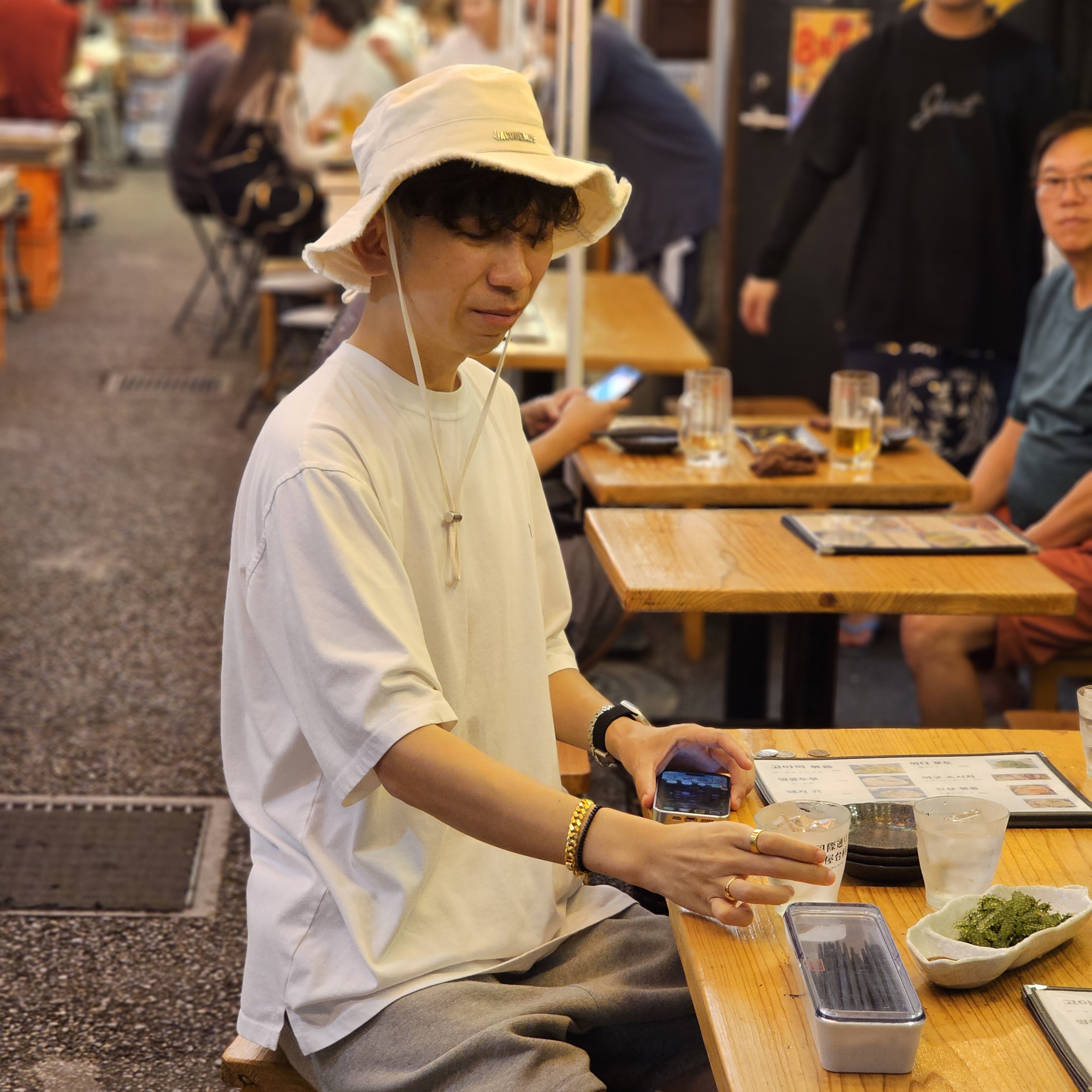 Jacquemus Le Bob Artichaut Bucket Hat Off White, Thom Browne Molded Rubber Stripe Flip Flop Red 착용 스타일 - 1
