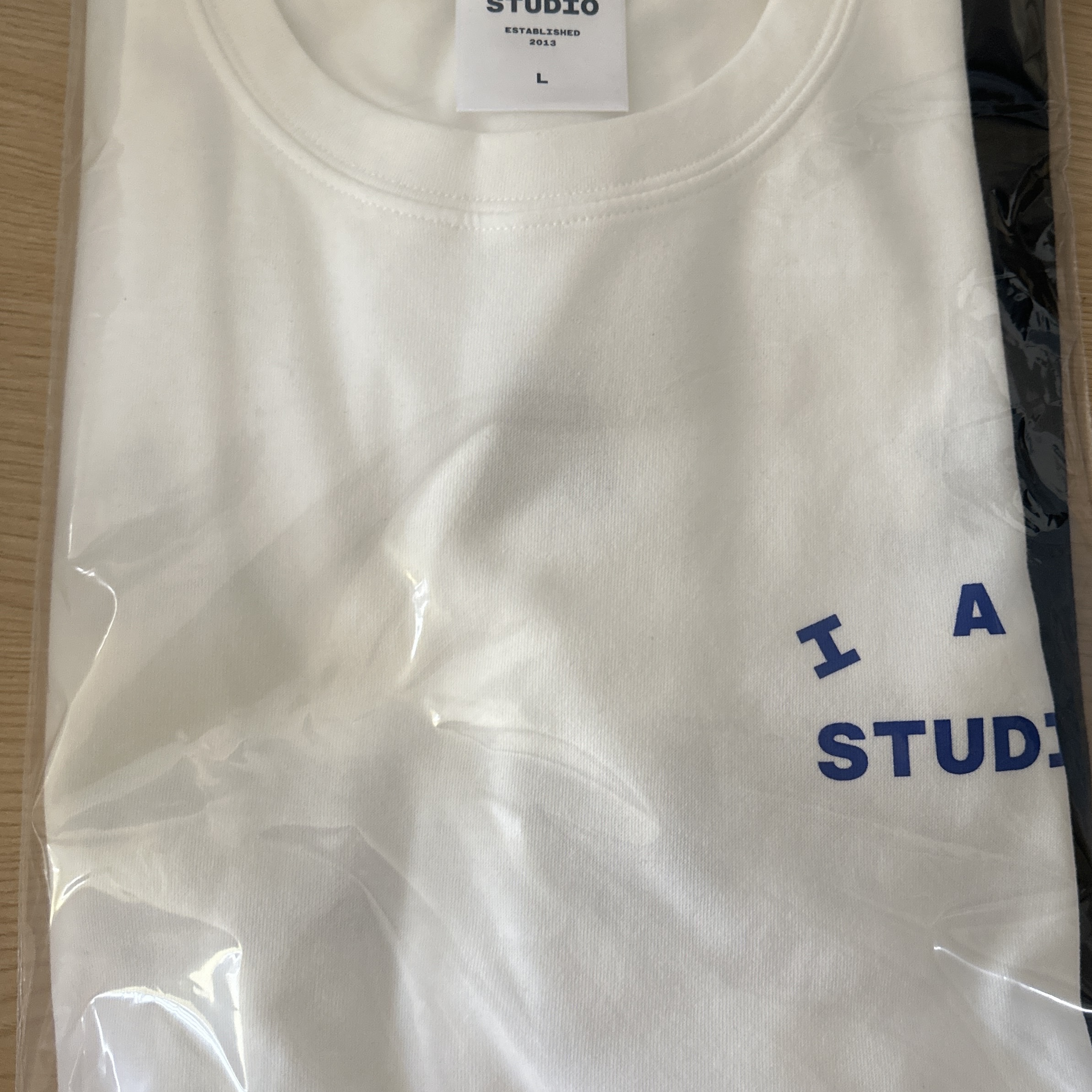 IAB Studio 10th Anniversary T-Shirts Pack White & Black (2 Pack) 착용 스타일