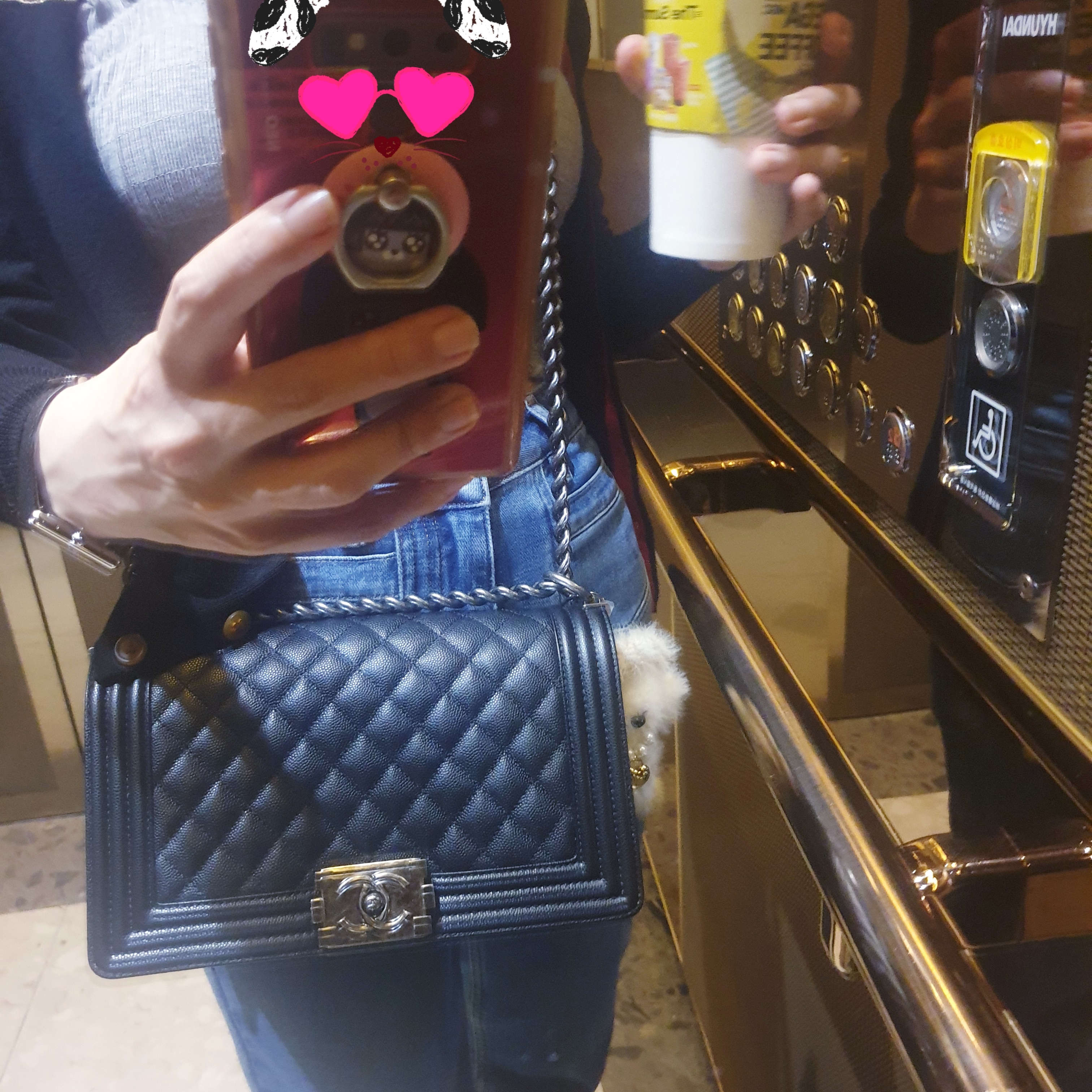 Chanel Medium Boy Chanel Handbag Grained Calfskin & Ruthenium Black 착용 스타일