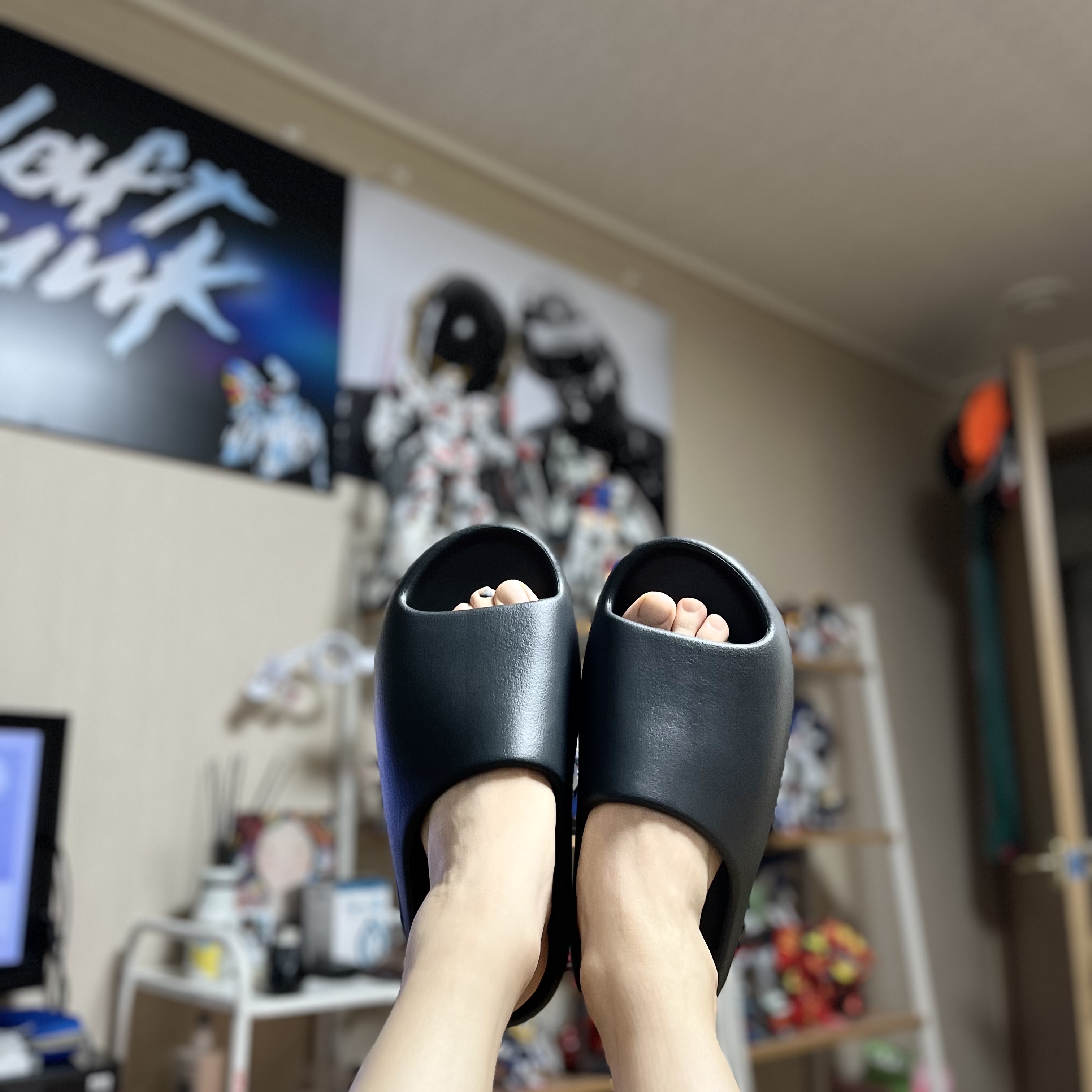 Adidas Yeezy Slide Onyx 착용 스타일