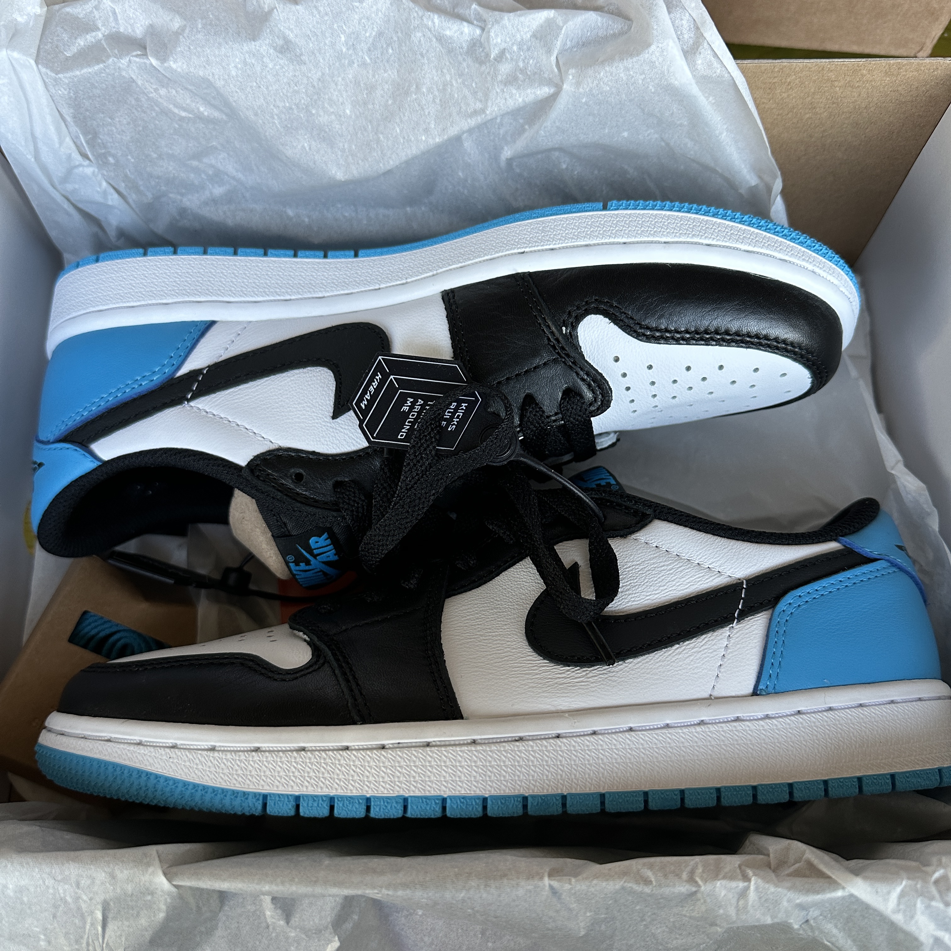Jordan 1 Retro Low OG Black and Dark Powder Blue 착용 스타일