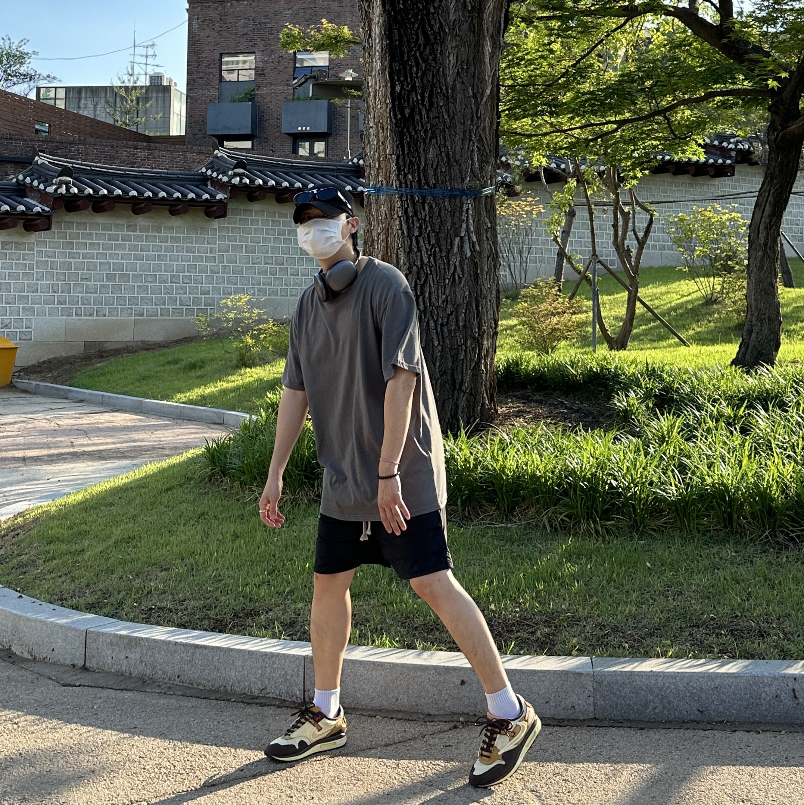 Nike x Travis Scott Air Max 1 Cact.us Brown, Apple AirPods Max Lightning Space Gray (Korean Ver.) 착용 스타일 - 1