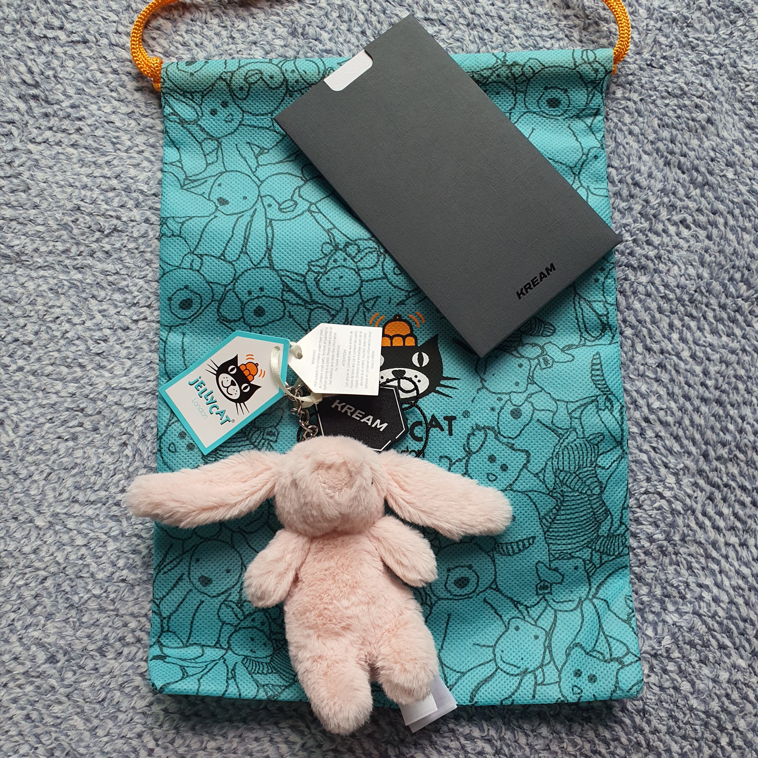 Jellycat Bashful Bunny Bag Charm Blush 착용 스타일 - 2