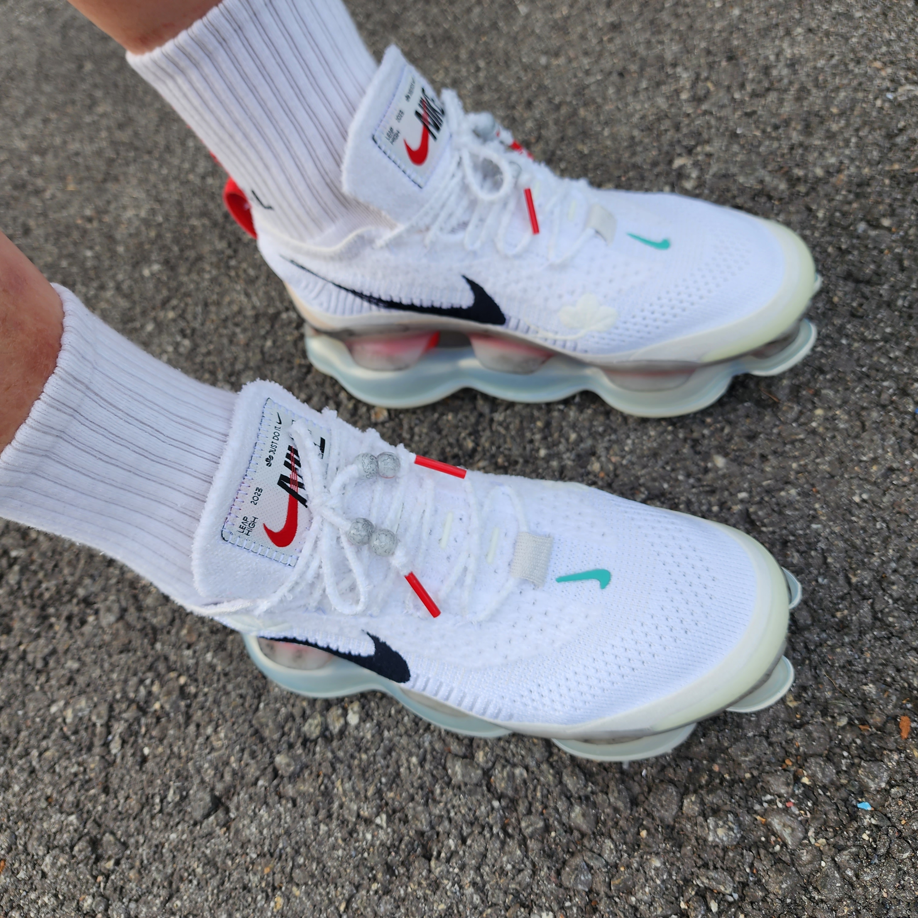 Nike Air Max Scorpion Flyknit Summit White 착용 스타일
