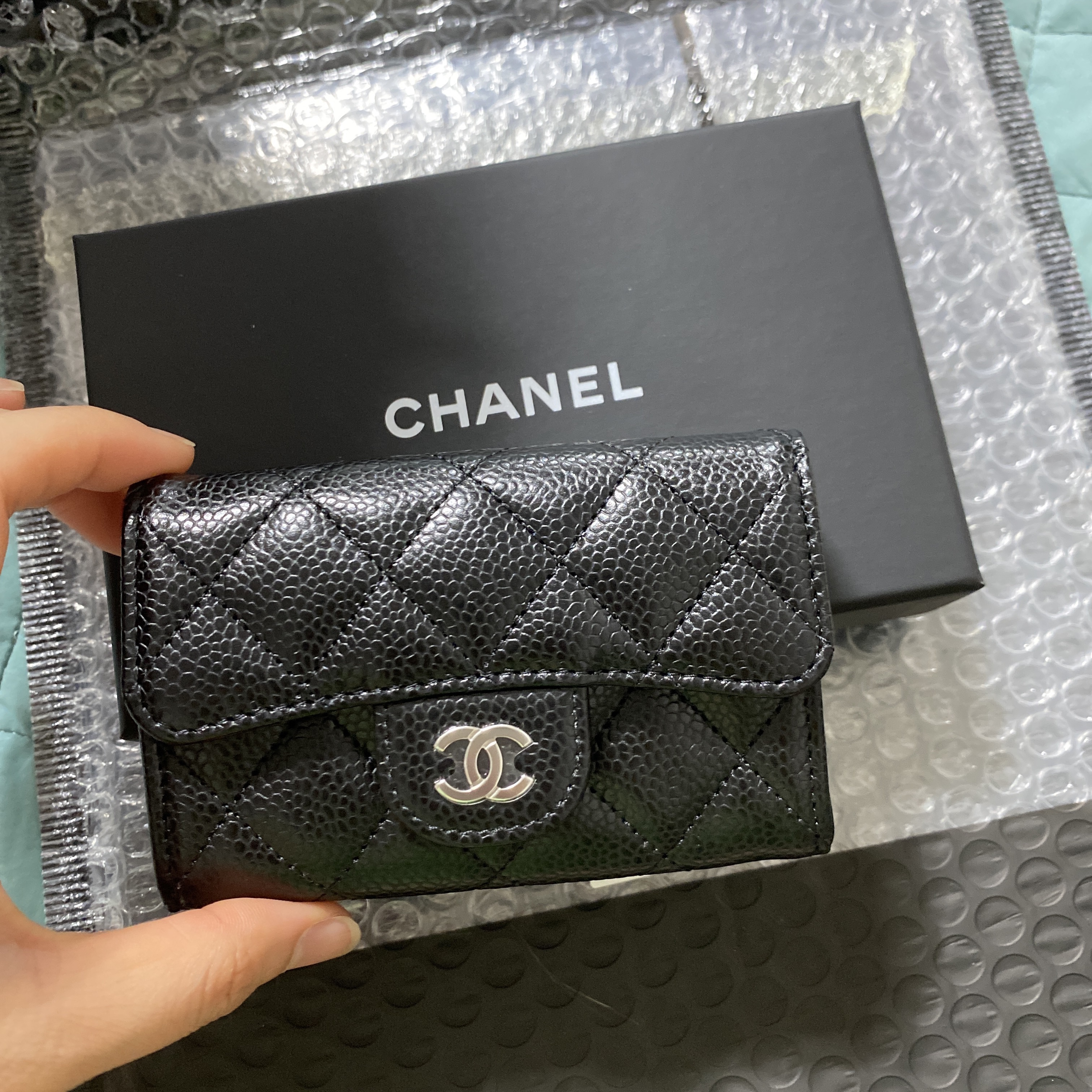 Chanel Classic Card Holder Grained Calfskin & Silver Black 착용 스타일 - 1
