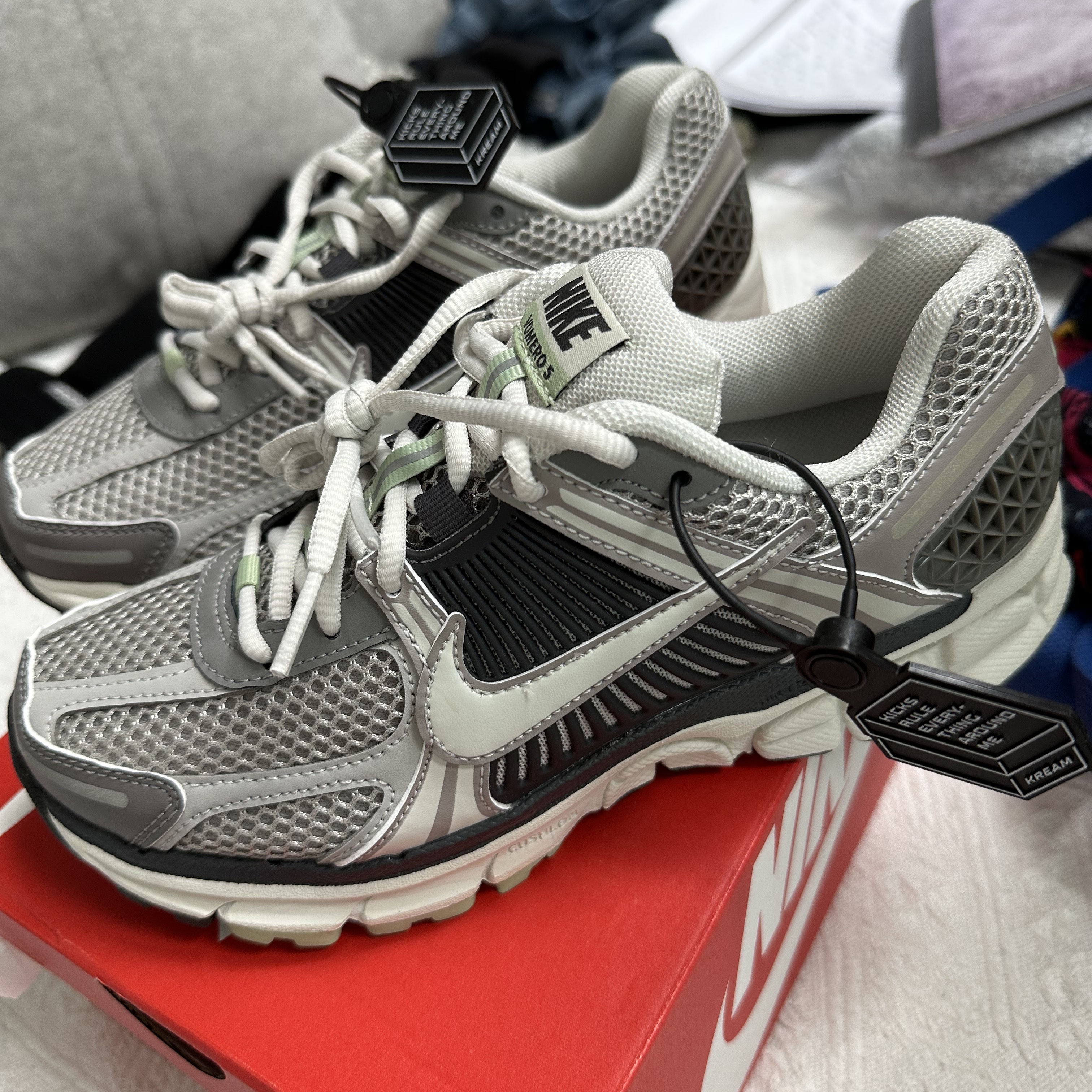 (W) Nike Zoom Vomero 5 Cobblestone and Flat Pewter 착용 스타일