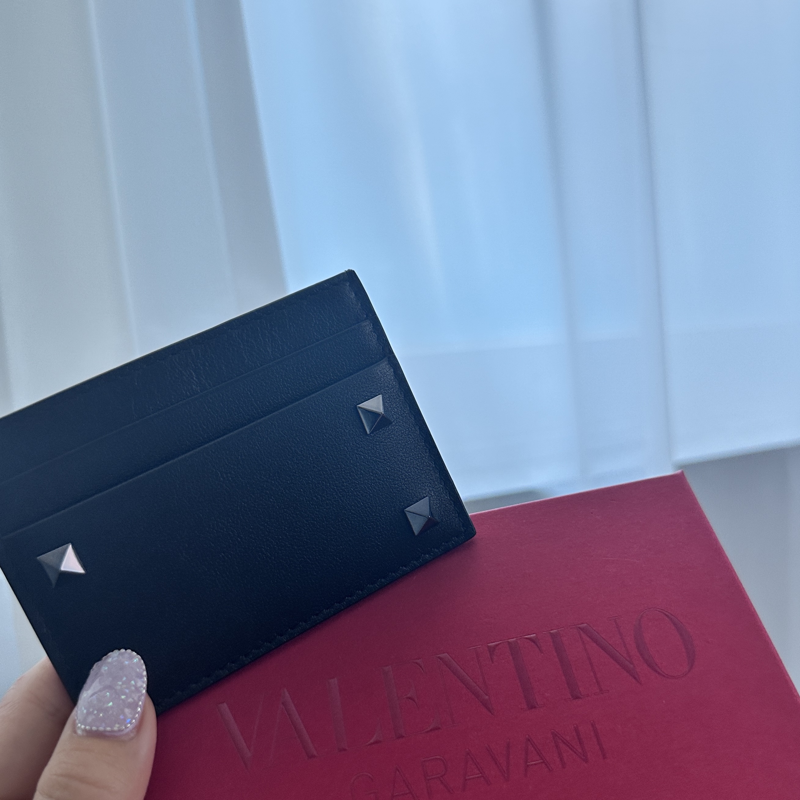 Valentino Rockstud Card Holder Black 착용 스타일