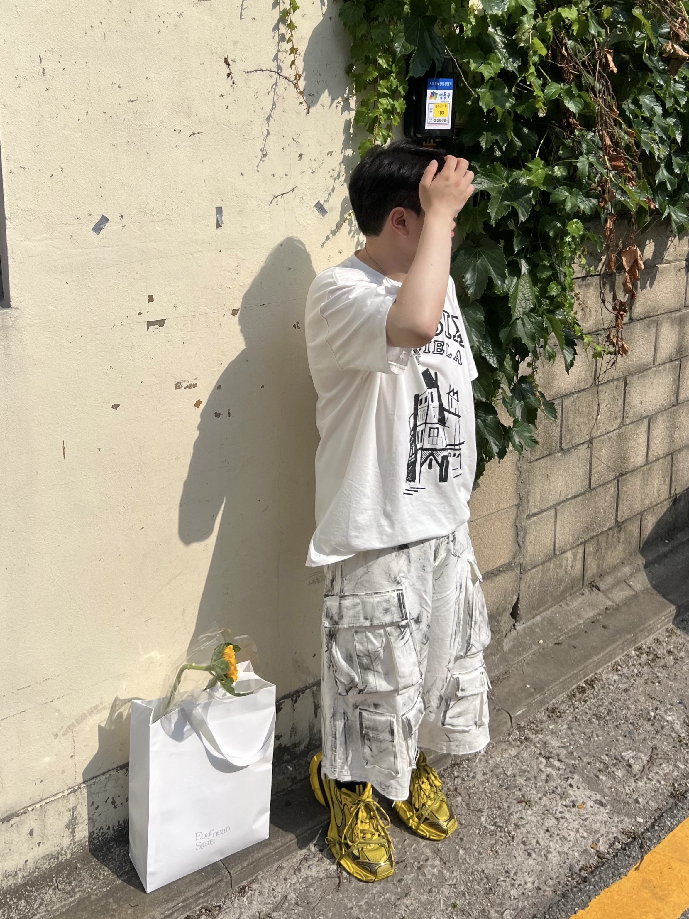 Balenciaga 3XL Sneakers Yellow Black, Nos Couleurs Distressed Cargo Shorts White 착용 스타일 - 2