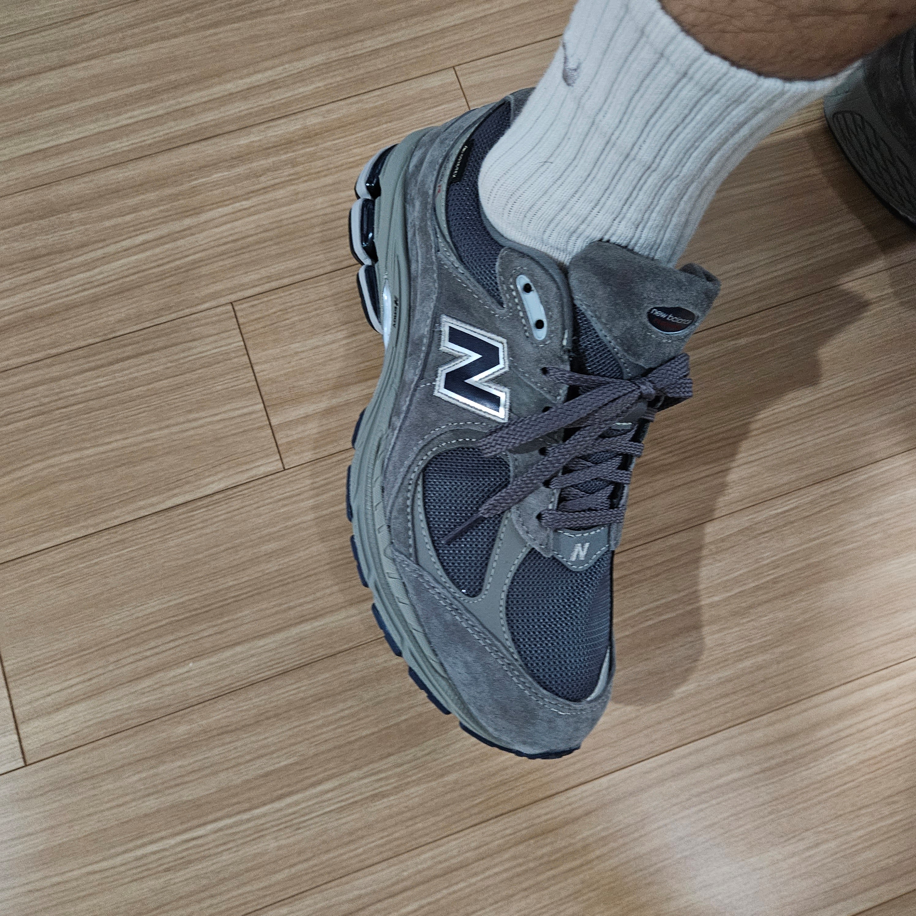 New Balance 2002R Gore-Tex Castlerock Natural Indigo 착용 스타일 - 1