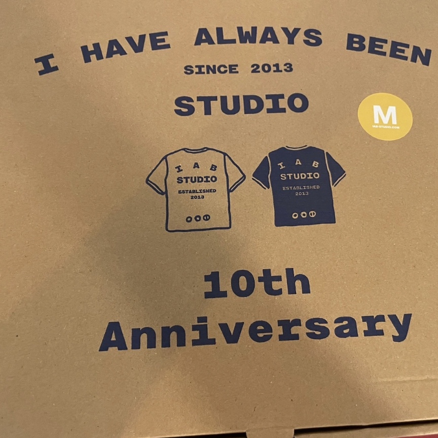 IAB Studio 10th Anniversary T-Shirts Pack White & Black (2 Pack) 착용 스타일
