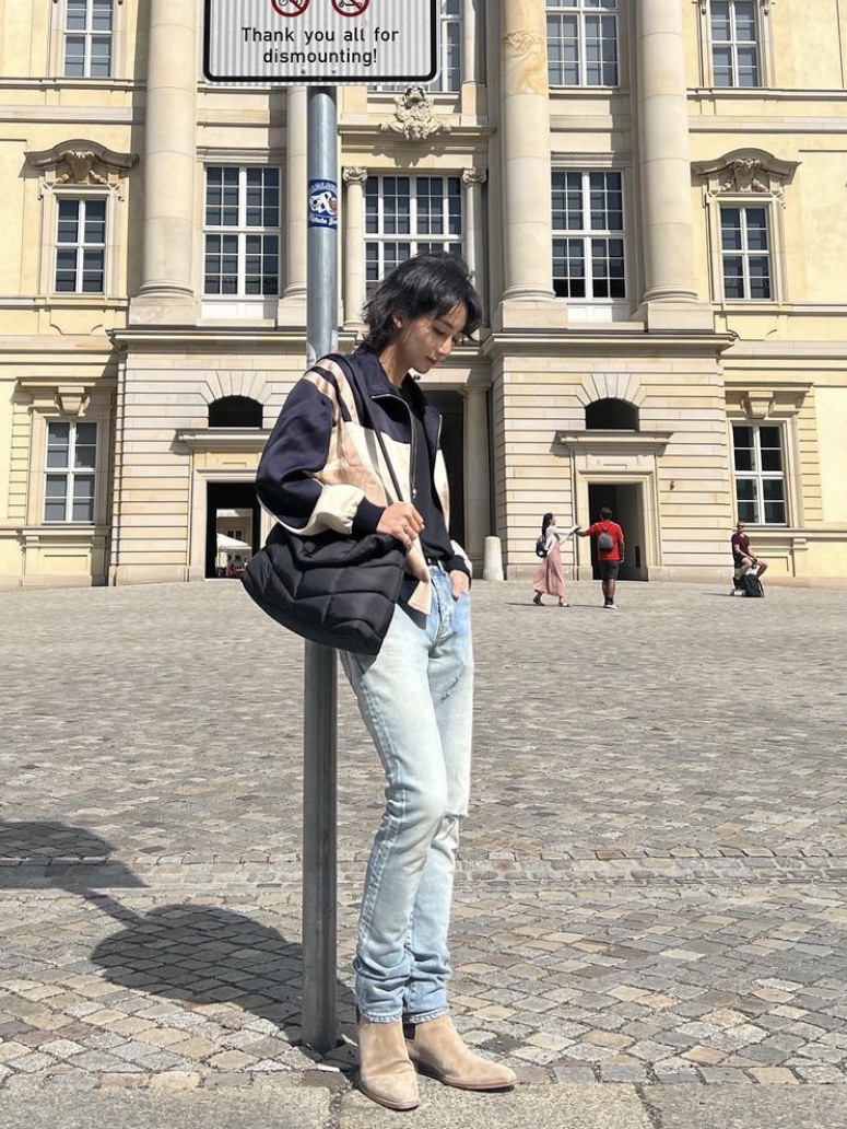 Saint Laurent Slim Fit Jeans in Denim Santa Monica Blue, Saint Laurent Puffer Messenger Bag in Econyl Regenerated Nylon Black 착용 스타일