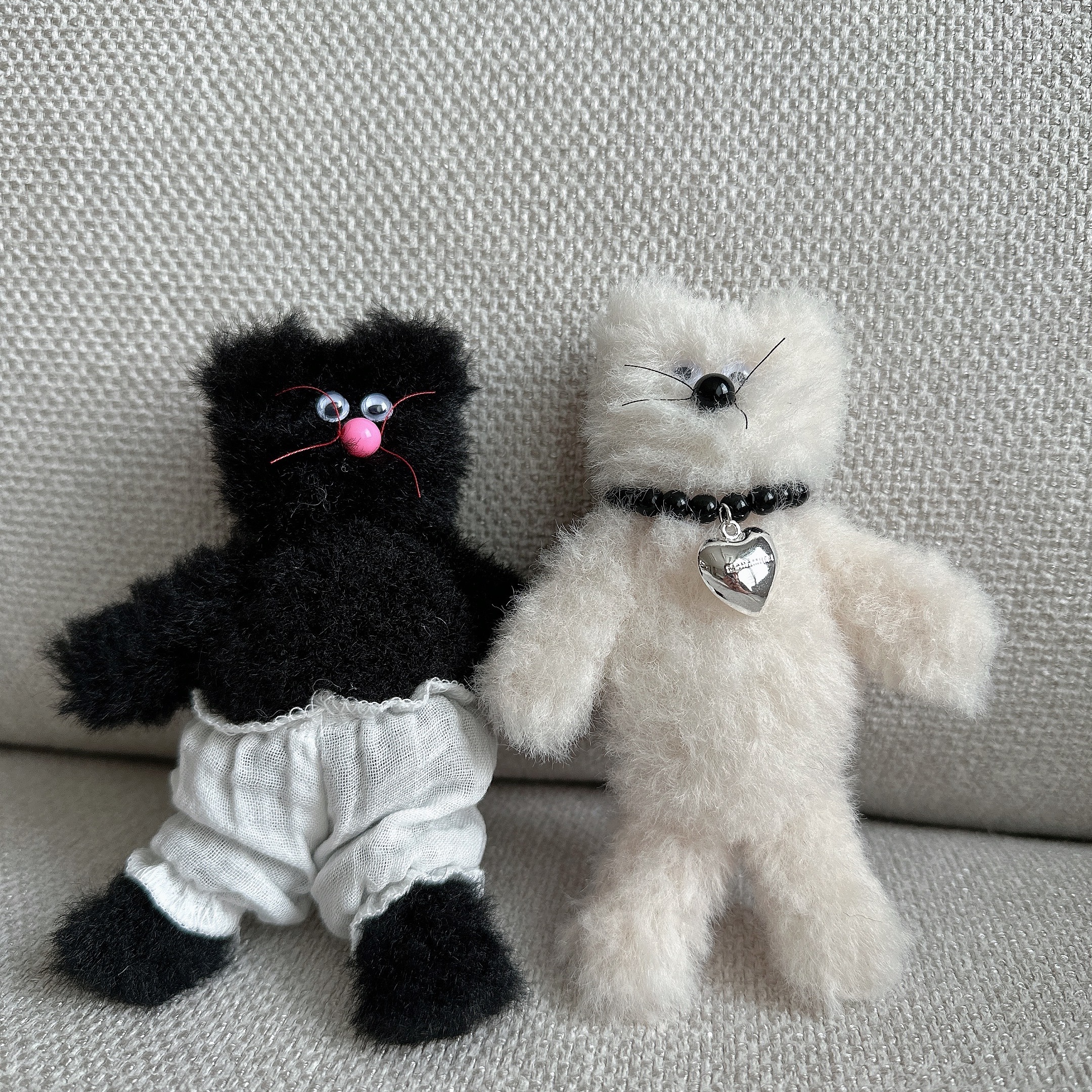 [KREAM 단독] Monamhee Beulpingi Keyring with White Pants Black 착용 스타일
