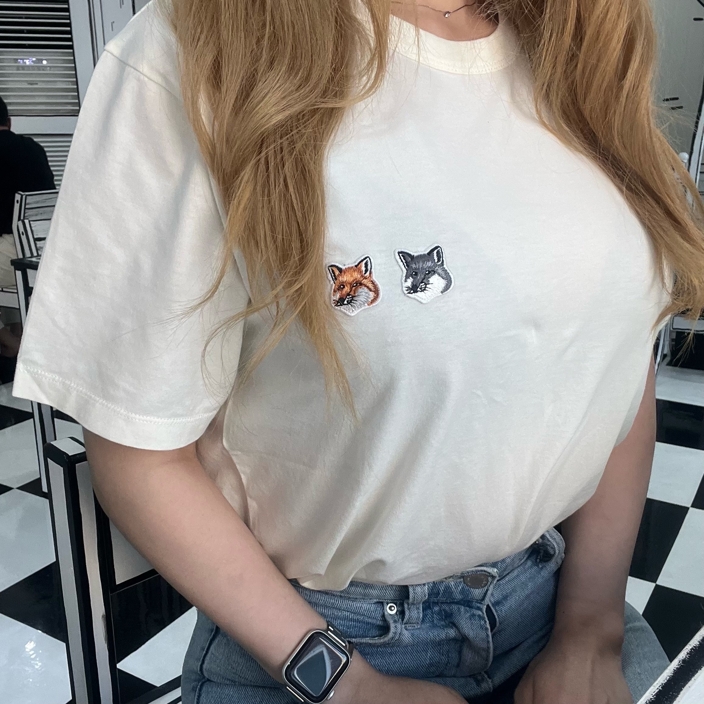Maison Kitsune Double Fox Head Patch Classic T-Shirt Latte 착용 스타일