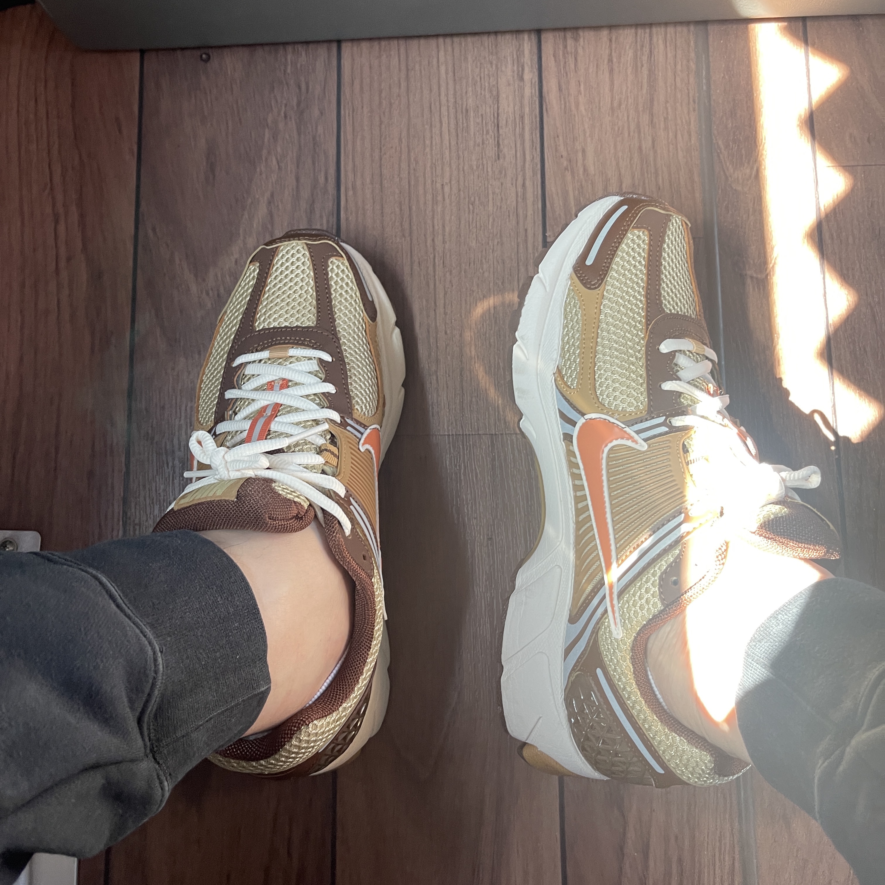 Nike Zoom Vomero 5 Wheat Grass and Cacao Wow 착용 스타일