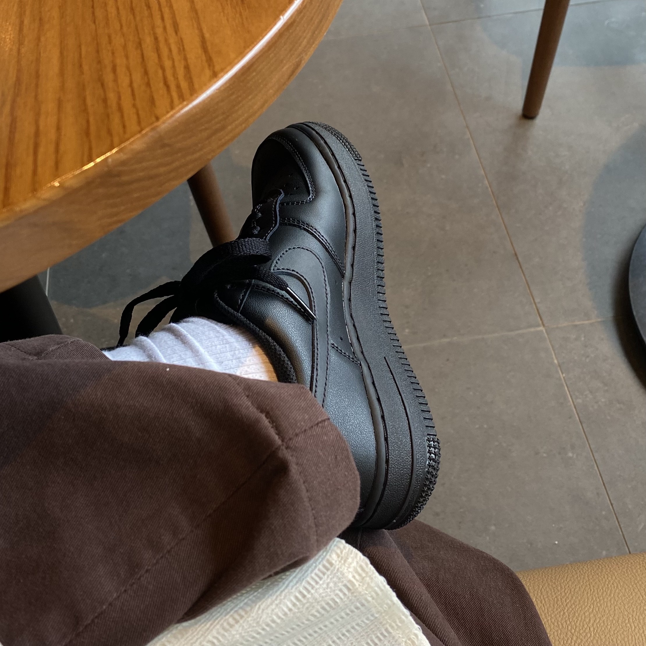 (W) Nike Air Force 1 '07 Low Triple Black 착용 스타일