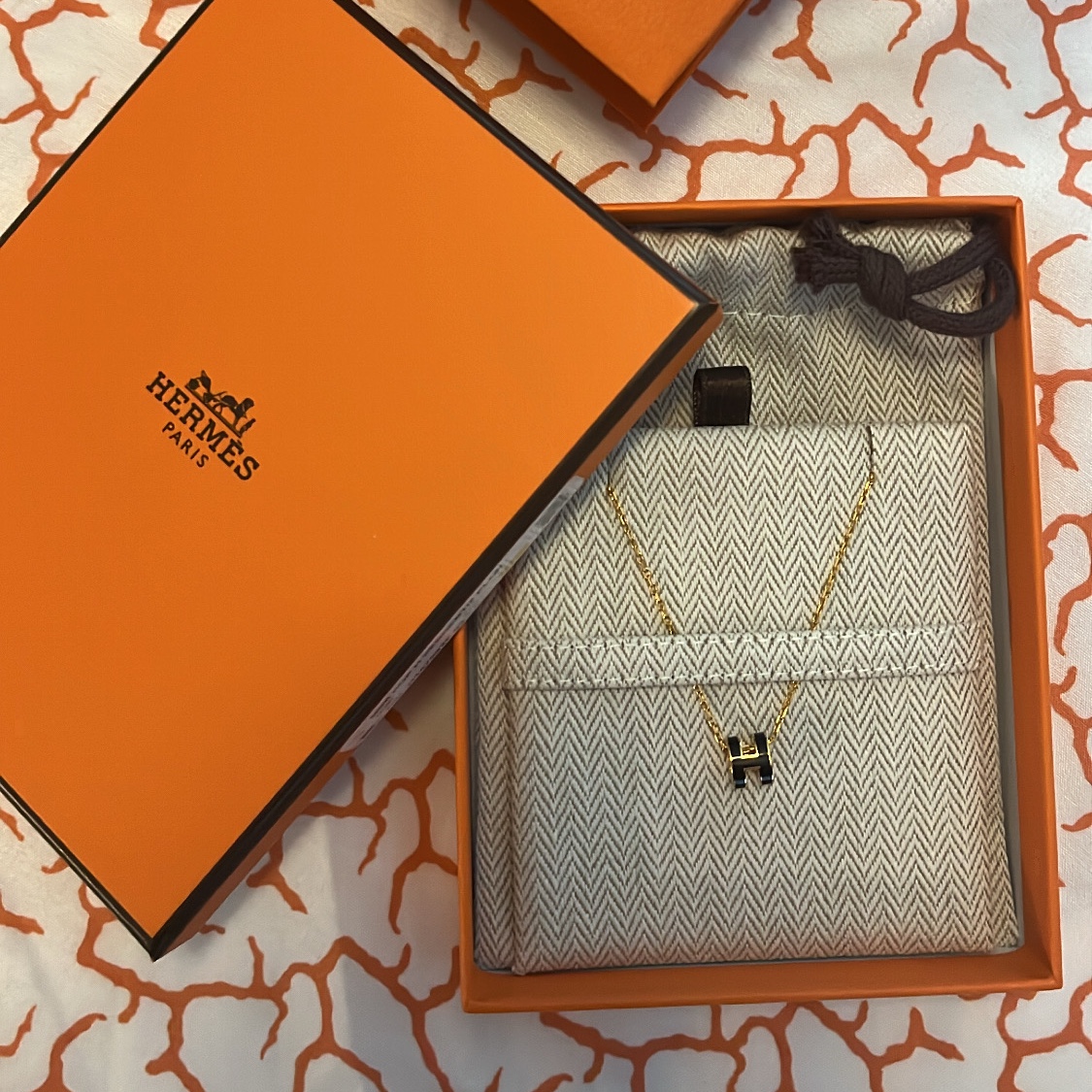 (W) Hermes Mini Pop H Pendant Rose Gold & Noir 착용 스타일 - 1