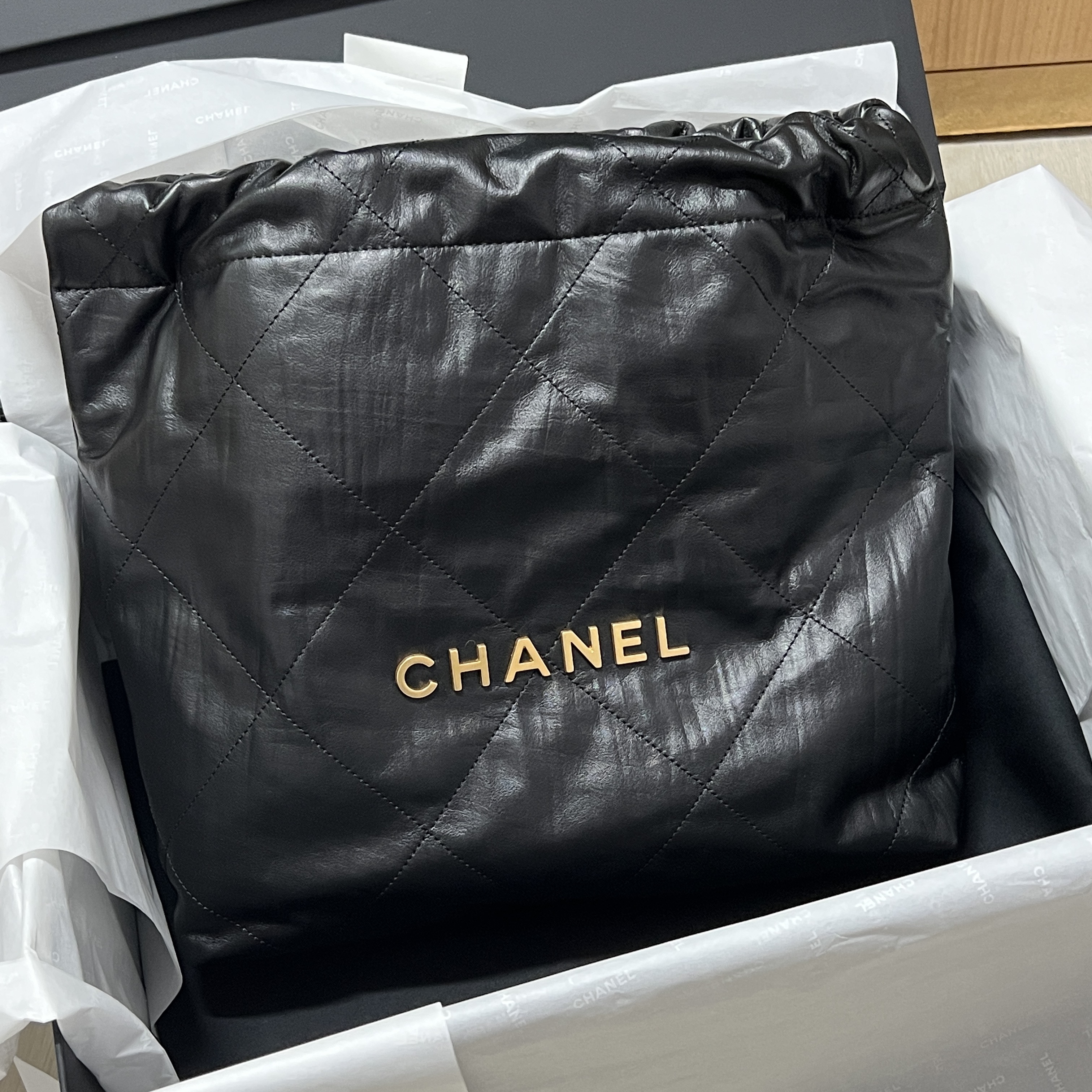 Chanel 22 Small Handbag Crumpled Calfskin & Gold Black 착용 스타일