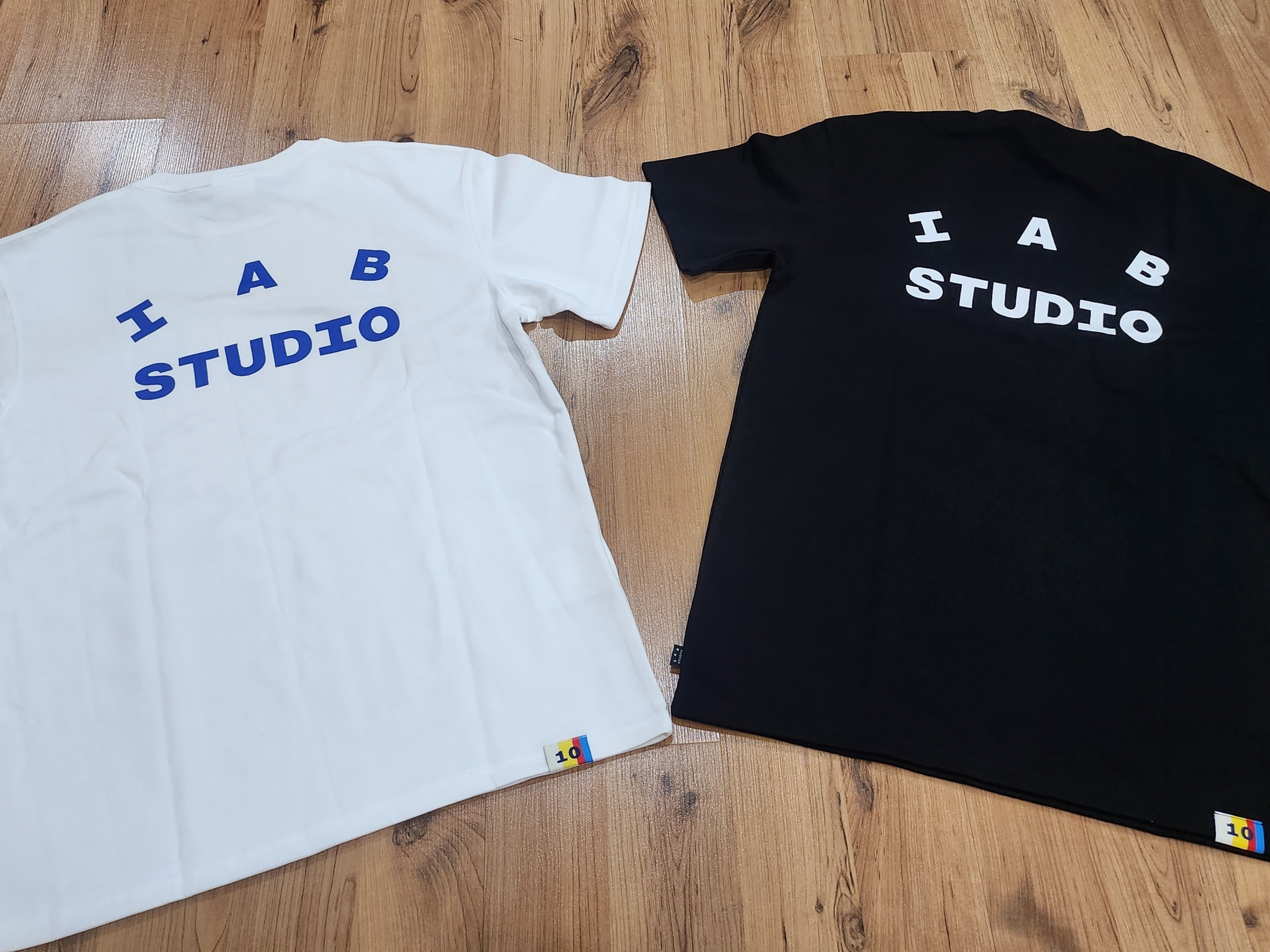 IAB Studio 10th Anniversary T-Shirts Pack White & Black (2 Pack) 착용 스타일 - 2