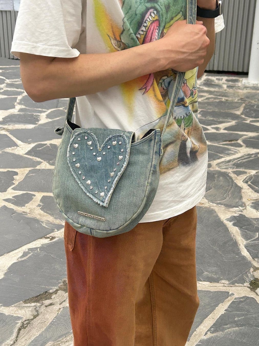 The Museum Visitor Heart Gem Denim Cross Bag 착용 스타일 - 1