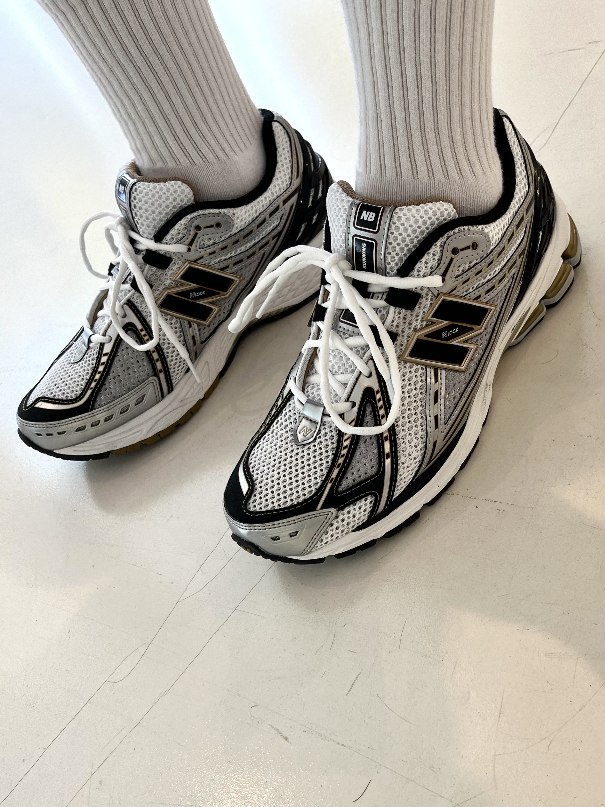 New Balance 1906R White Gold 착용 스타일 - 2