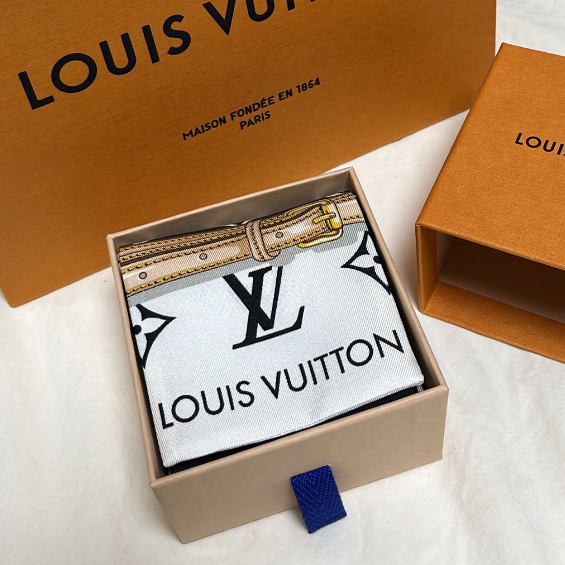 (W) Louis Vuitton Monogram Confidential Bandeau Black 착용 스타일 - 2