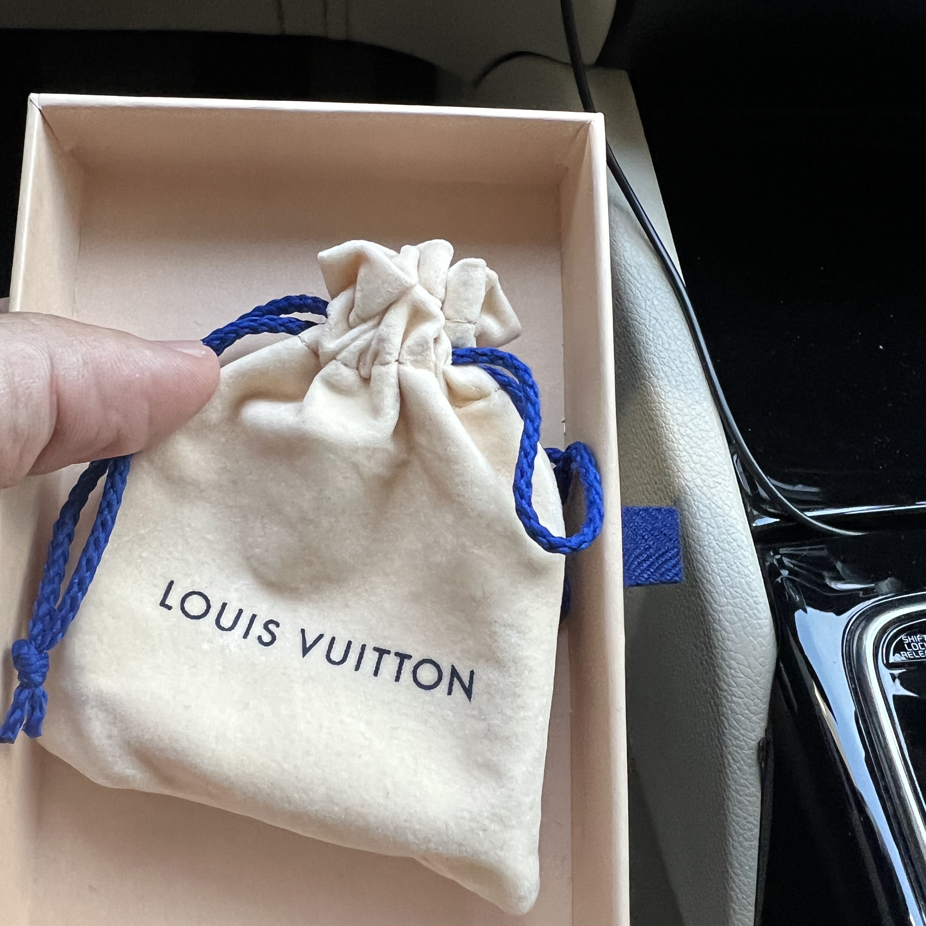 Louis Vuitton Monogram Chain Bracelet Silver 착용 스타일 - 2