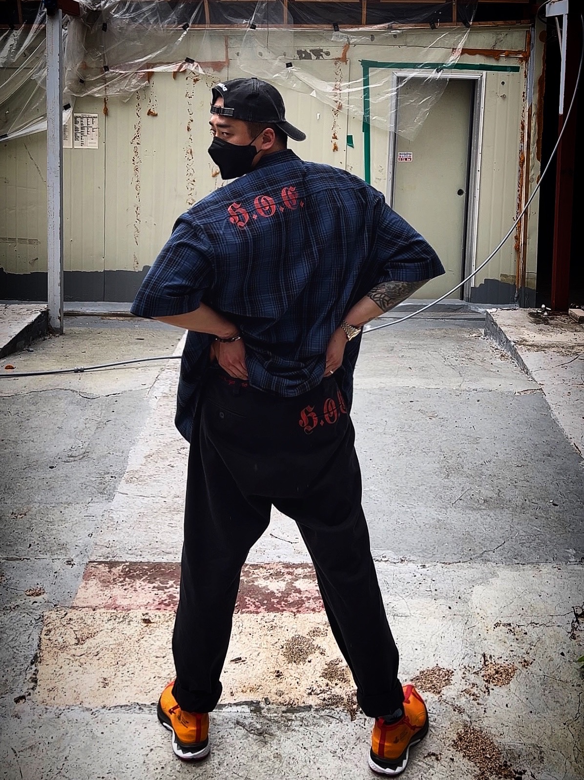 Supreme Pigment Canvas S Logo 6-Panel Black - 23SS, Supreme Bleed Logo S/S Top Black - 20FW 착용 스타일 - 1