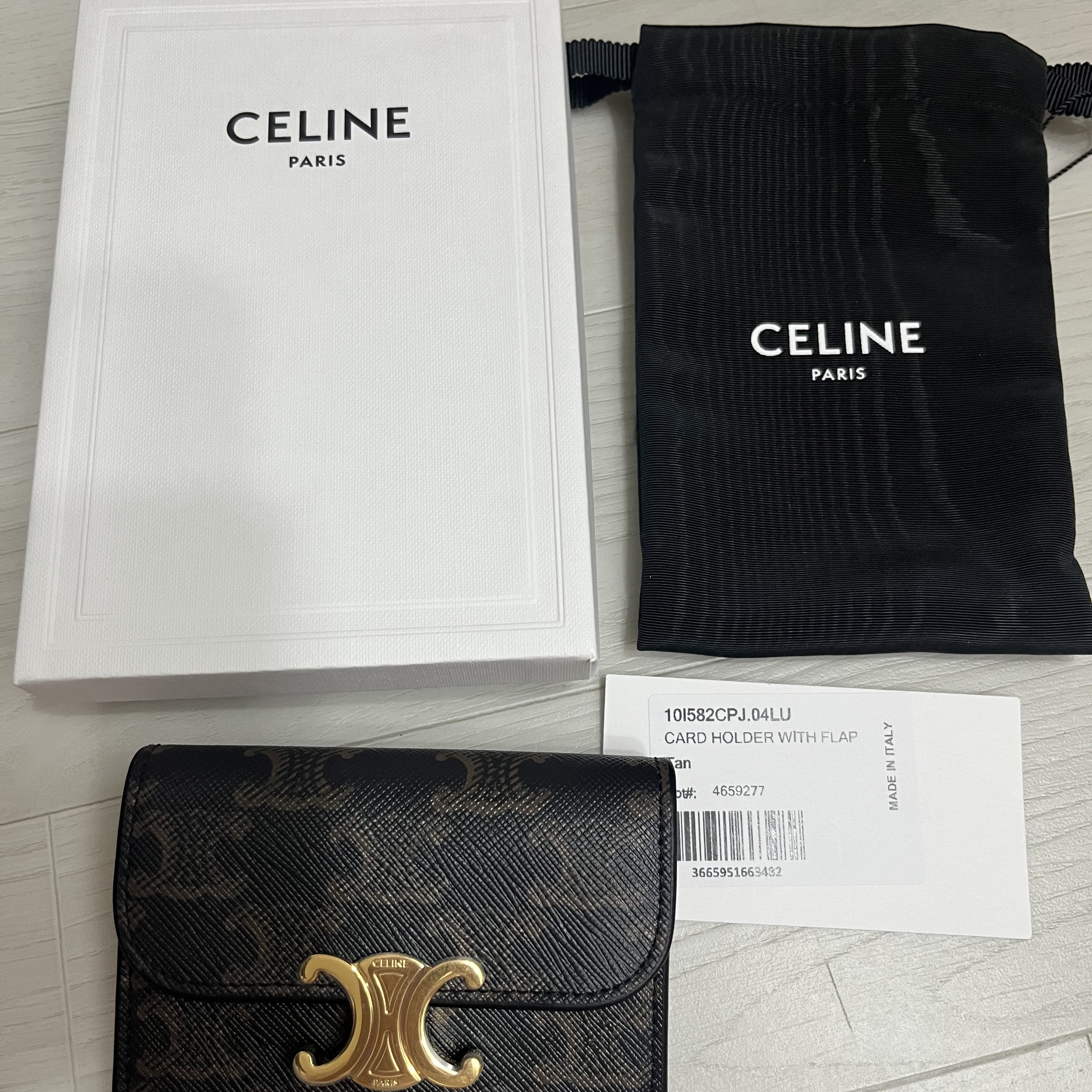 Celine Card Holder with Flap in Triomphe Canvas Tan 착용 스타일 - 2