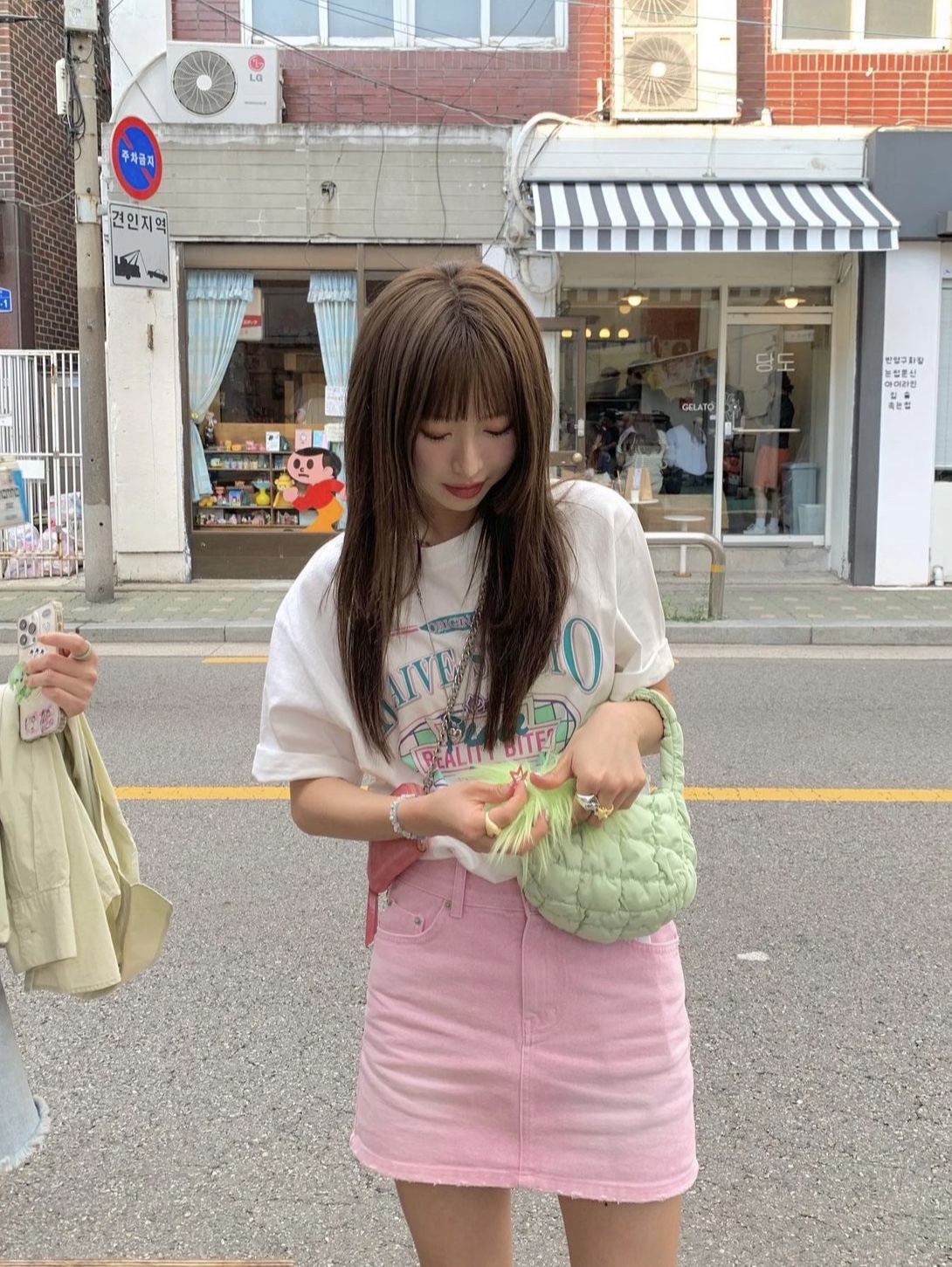 COS Quilted Micro Bag Green 착용 스타일 - 1
