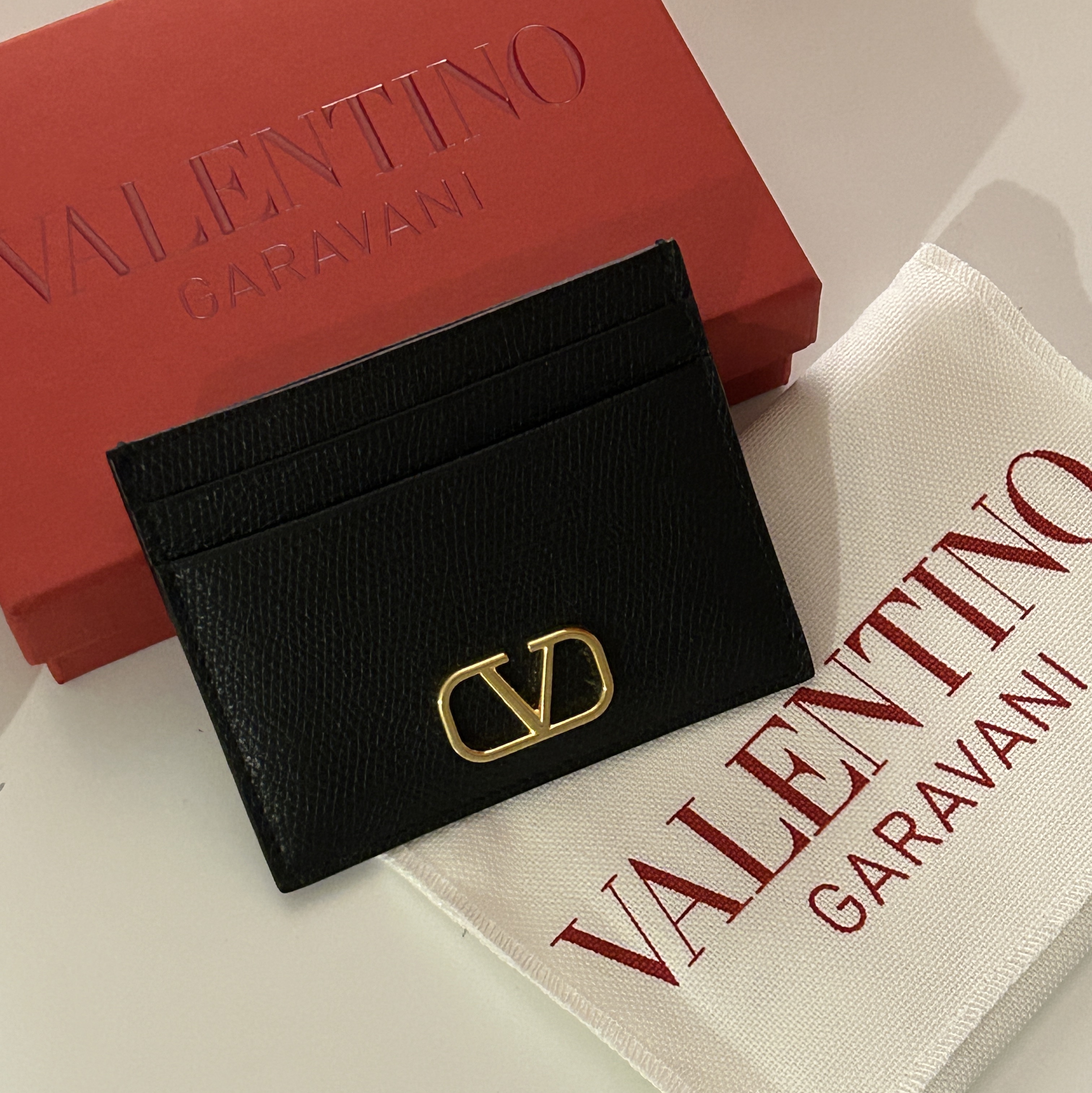 Valentino Vlogo Signature Grainy Calfskin Card Holder Black 착용 스타일 - 1